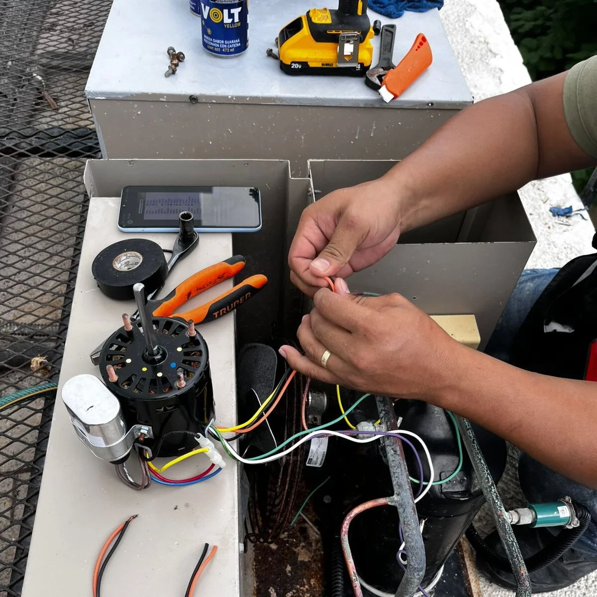 Técnicos trabajando en la reparación de Unidad Condensadora.