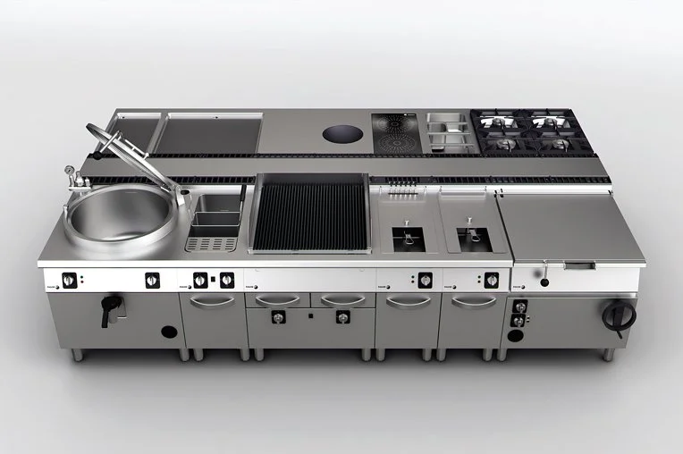 Cocina industrial de acero inoxidable con fregadero, quemadores y área de preparación.