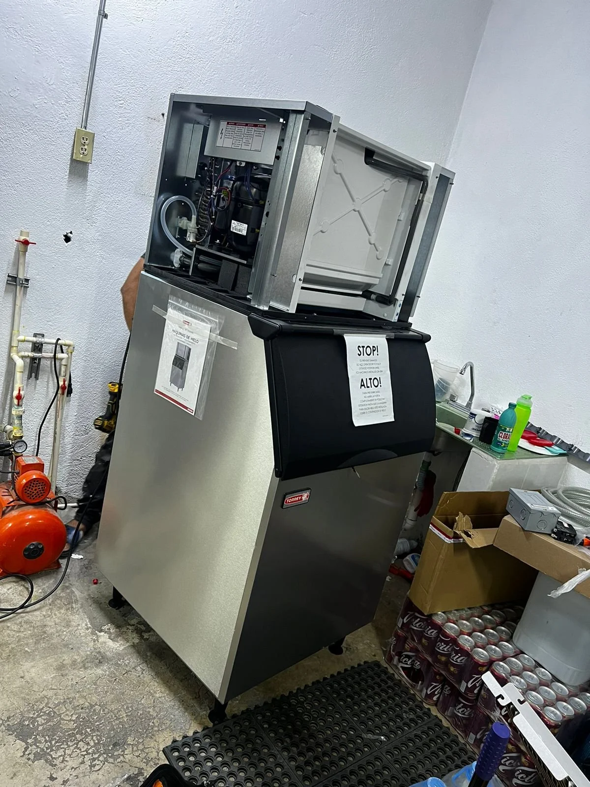 Instalación o mantenimiento de Máquina de Hielo.