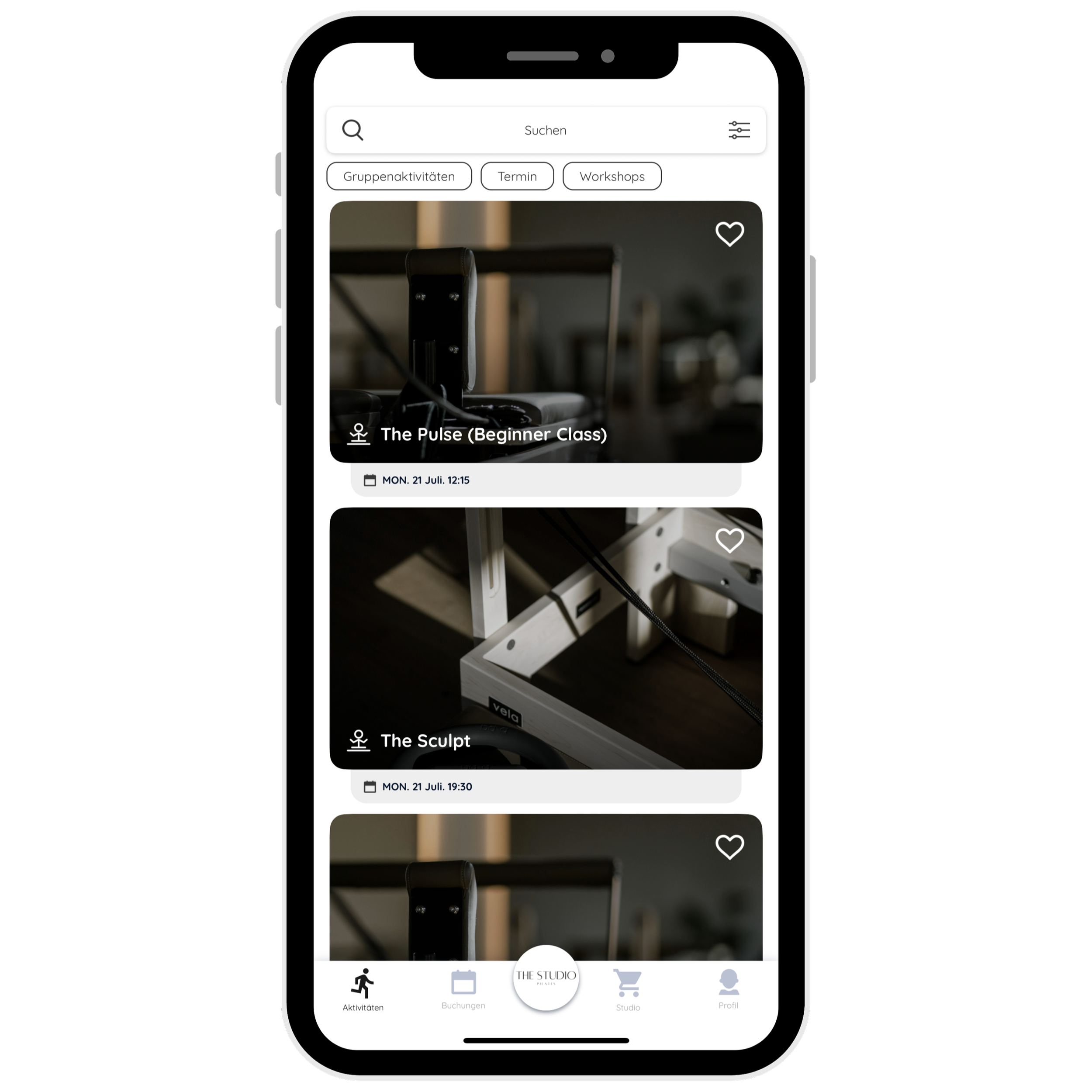 Smartphone-Display zeigt eine App mit Terminübersicht für Workshops und Aktivitäten, inklusive Bilder von Fitnessgeräten und Sportkursen.