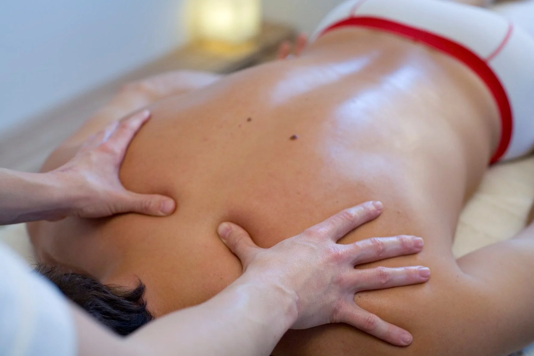 Eine Person erhält eine Massage auf dem Rücken in einer Massagepraxis.