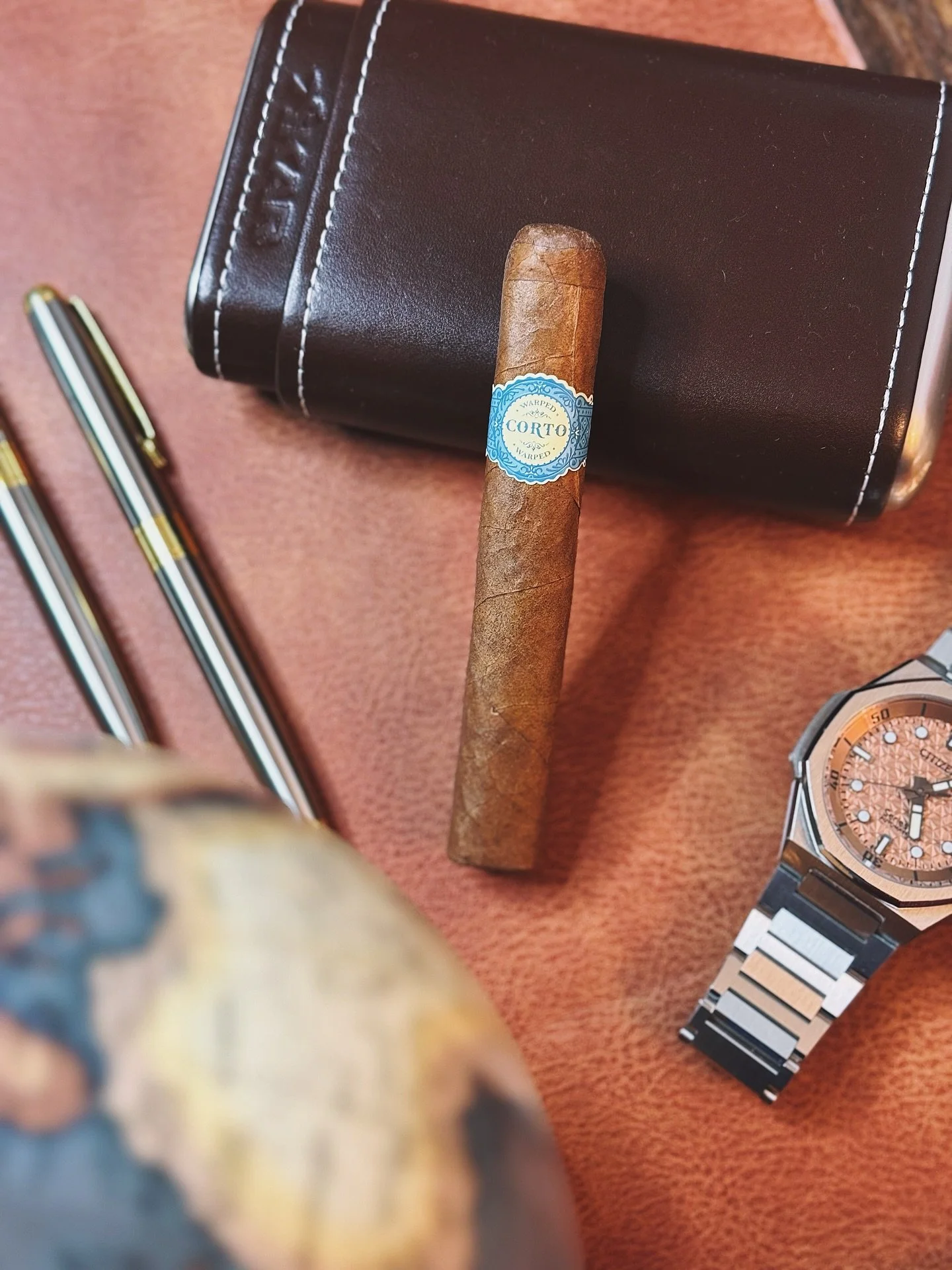 Warped Corto &ndash; Limited Edition Power in a Small Package 🚀

Warped may be young in the cigar world, but they&rsquo;ve already built a reputation for bold, flavorful blends &mdash; and the Corto proves it. Produced at Casa Fernandez with 100% Ag