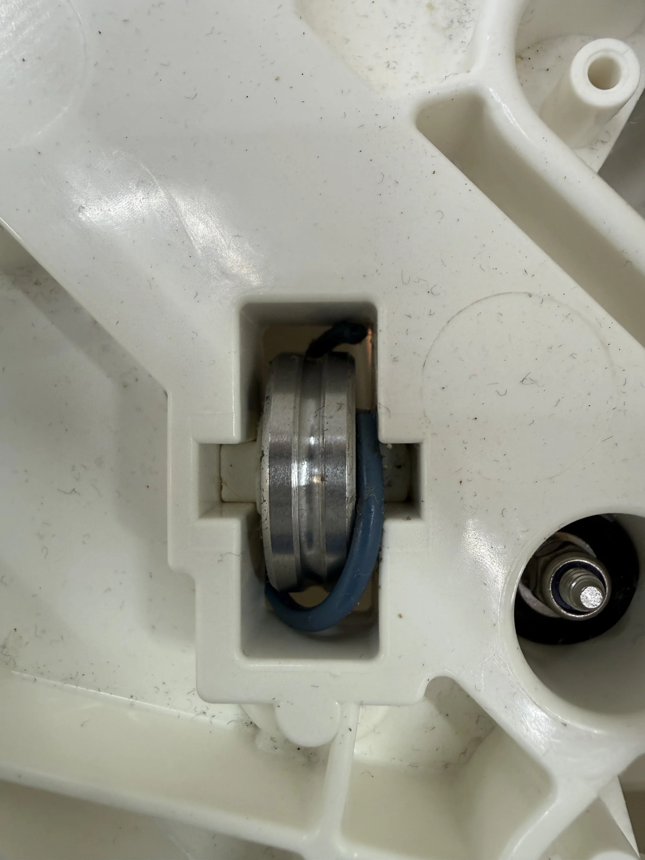 Close-up of a SNOO bearing with a broken o-ring.