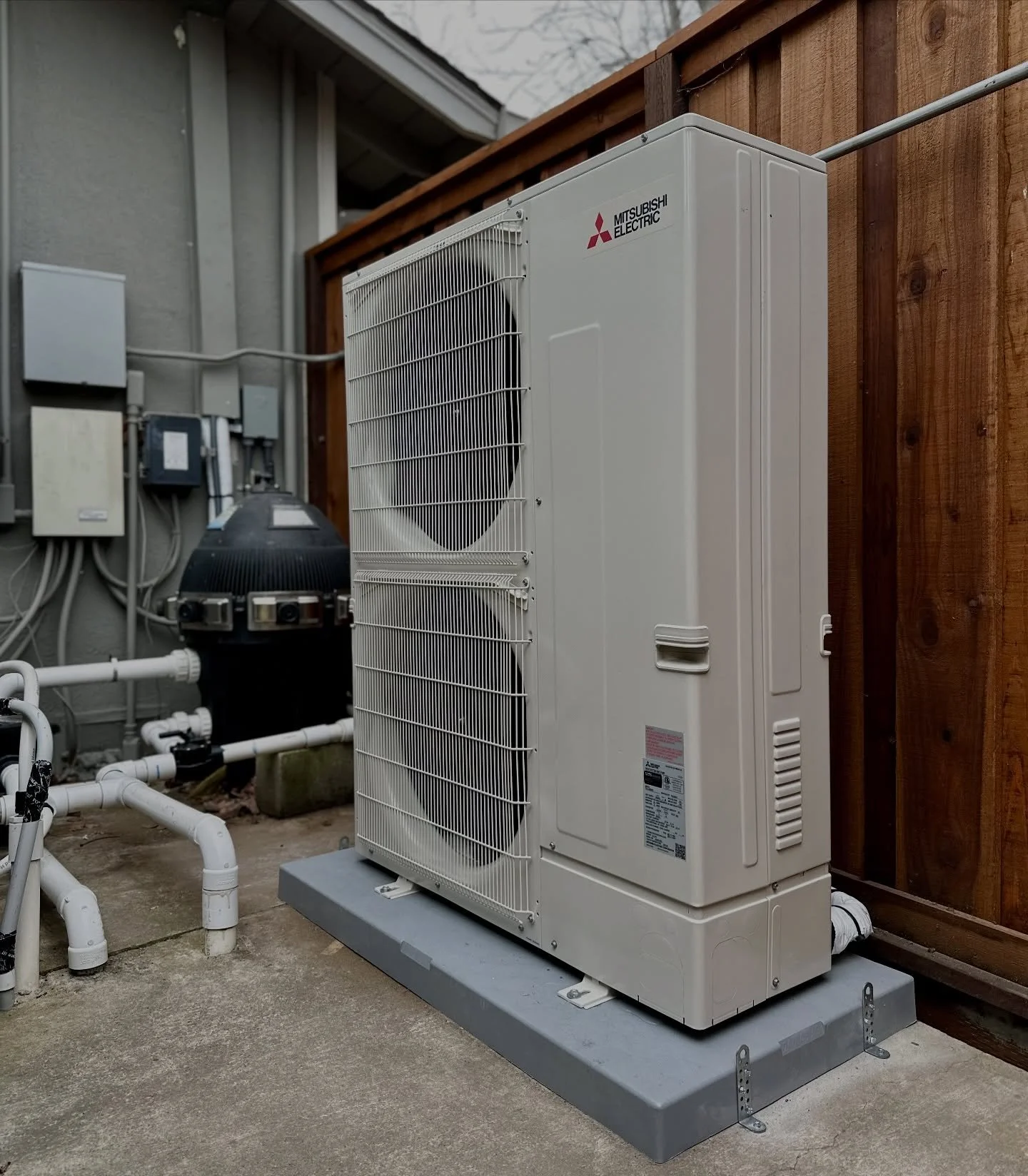 Meet the new standard for home comfort: the Mitsubishi Electric Heat Pump! 🏠
Ready for year-round comfort without the noise? Ask us about a free consultation! 🌬️

#MitsubishiElectric #HeatPump #HomeComfort #Ductless #QuietComfort
