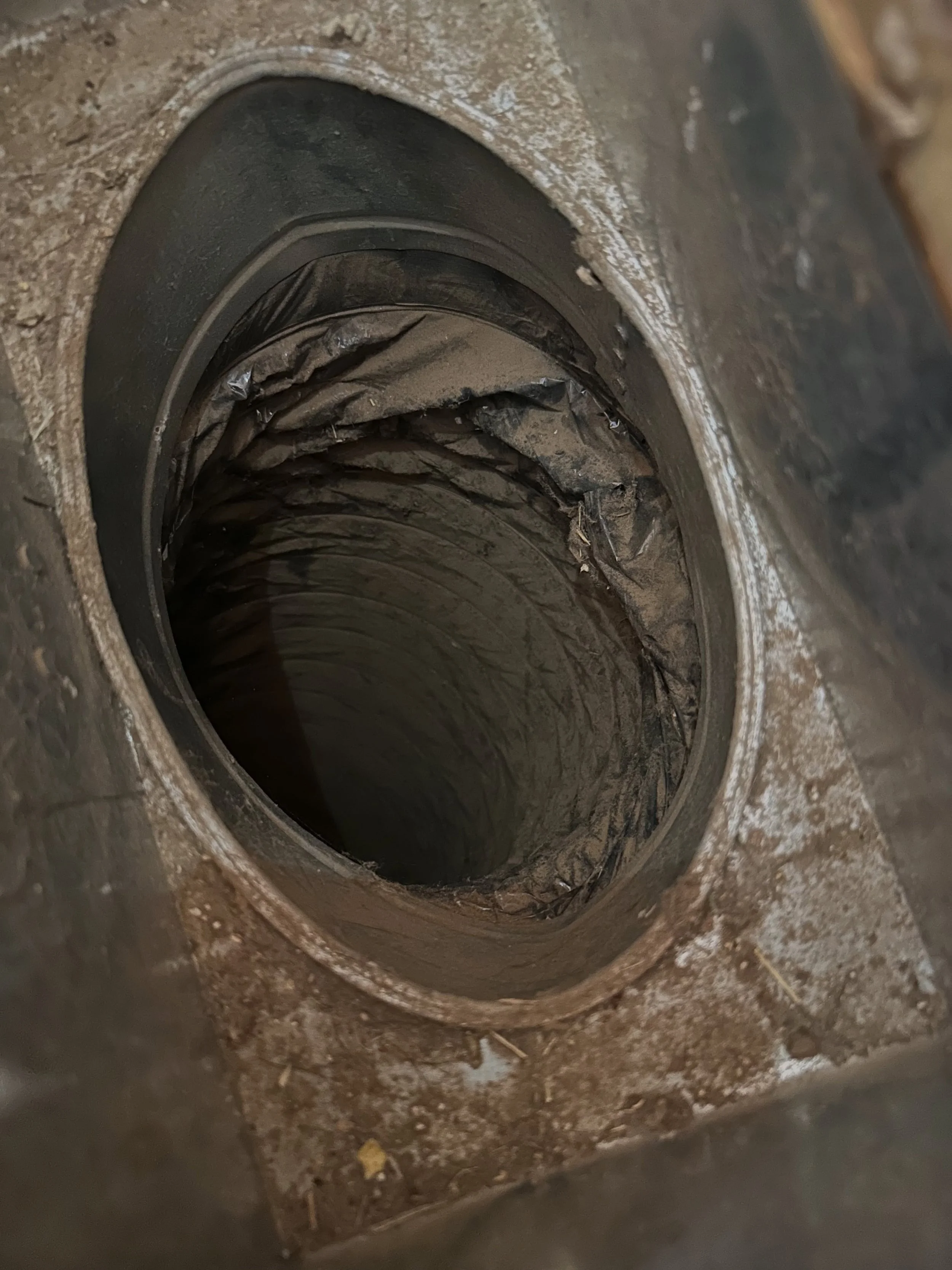 Did you know your home&rsquo;s air ducts can trap dust, pet dander, and allergens over time? 😷 We just finished a deep clean for this household, ensuring their indoor air quality is top-notch and their HVAC system is running efficiently. Breathe fre