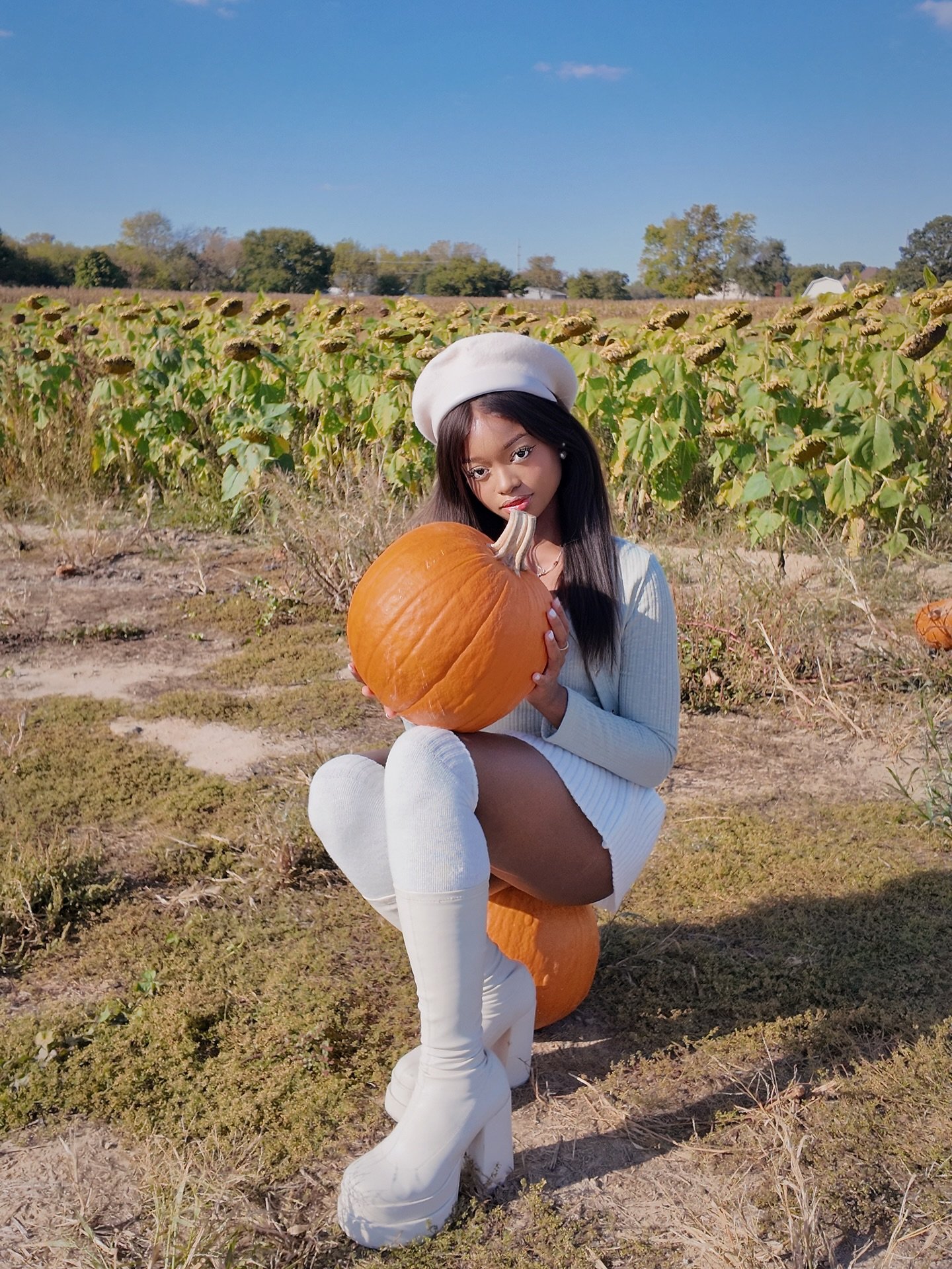 Casual Pumpkin Patch fit 🤭🍂
.
.
Boots: @stevemadden 
Skirt: @zara