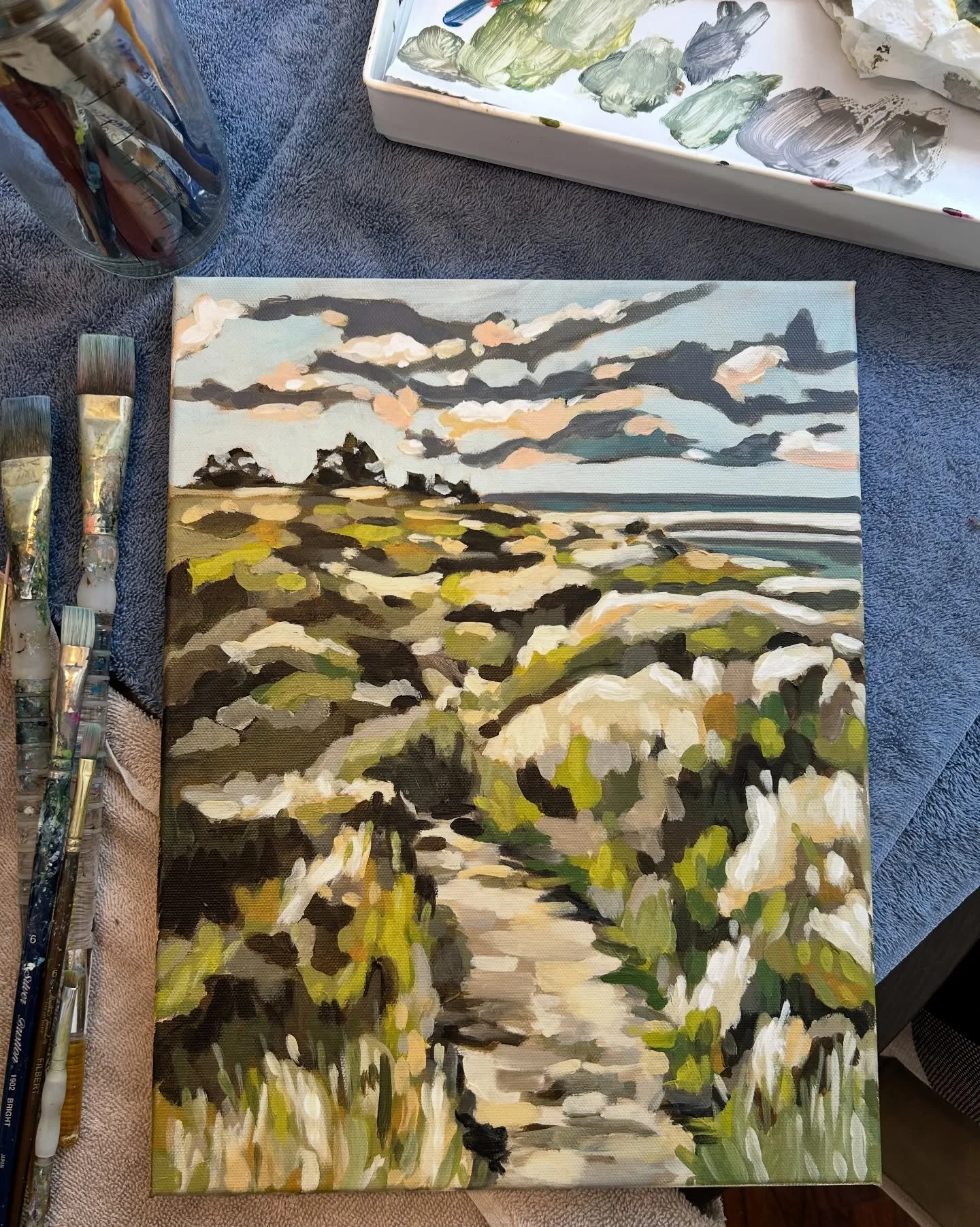 Today’s little coastal piece π¨ working on bigger gestural brushstrokes and learning how to slightly mute my palette a bit. And yes…that is in my kitchen π
It’s got great light!
#CoastalArt #SeascapeArt #OceanPainting #CoastalLiv