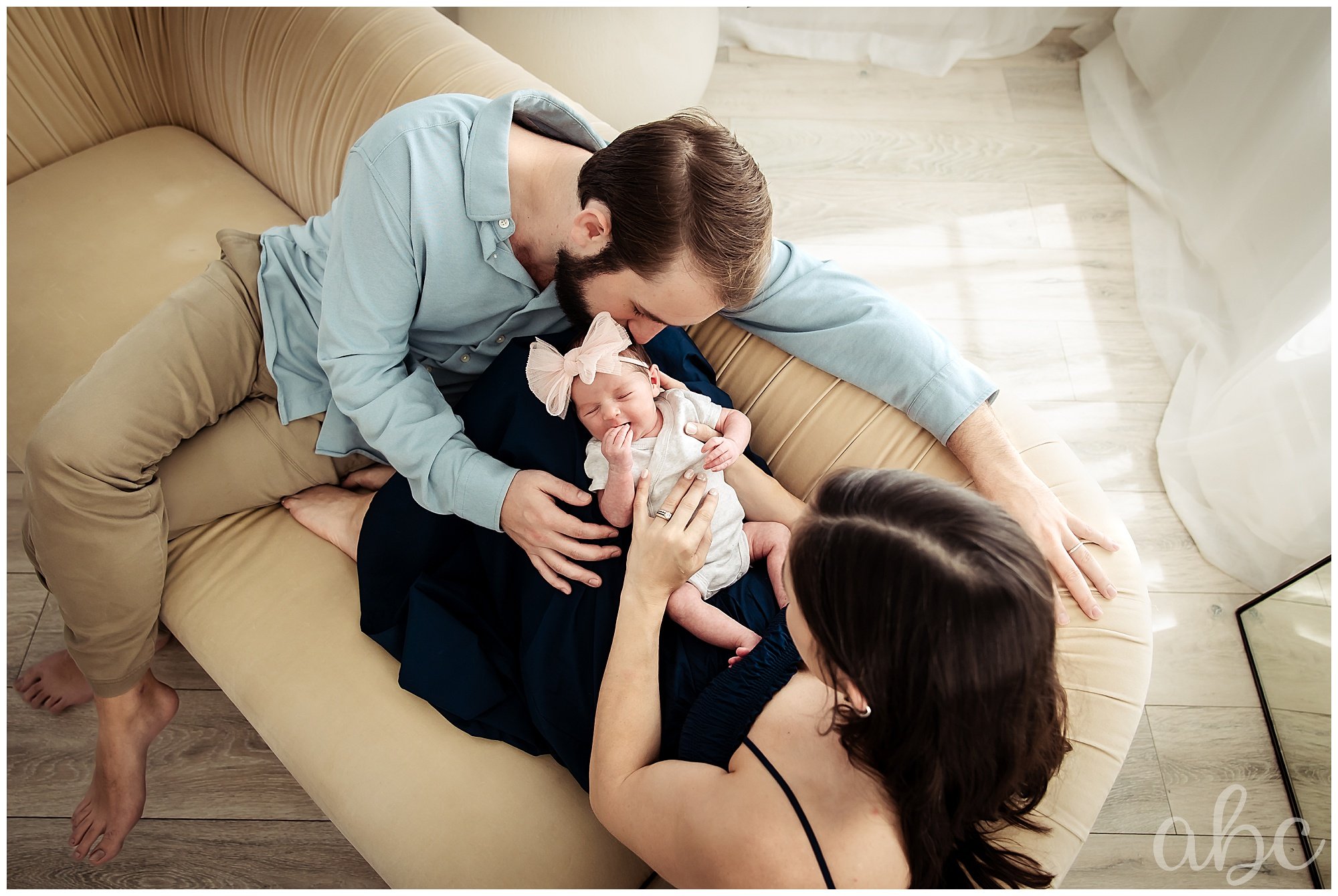 Father kisses baby while Woodstock doula photographer takes photos
