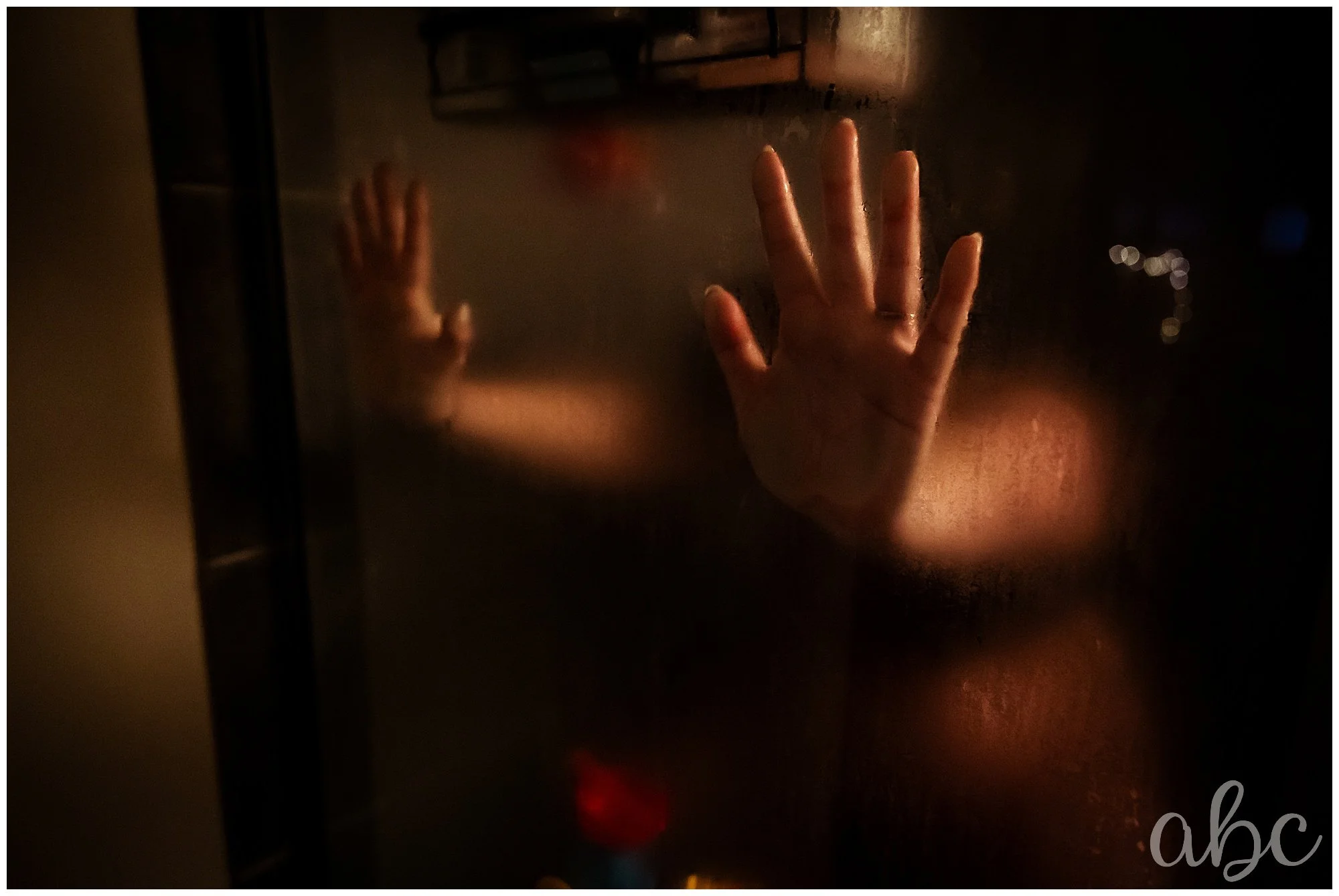 Woodstock doula captures mom enjoying hydrotherapy at her home birth