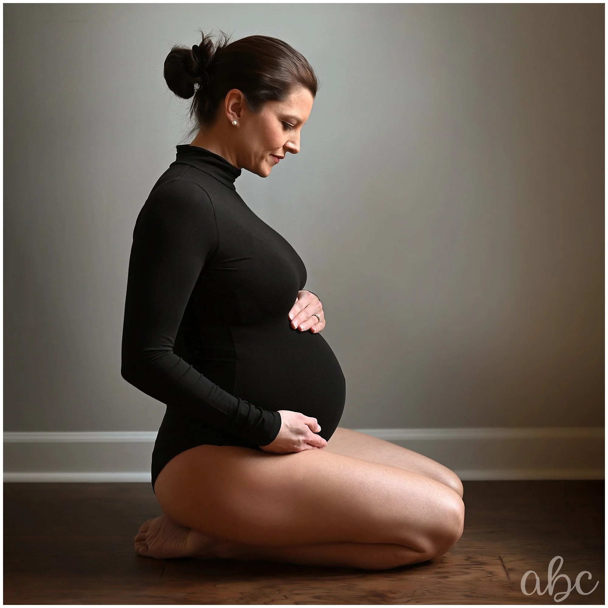 In home studio-like image of pregnant woman photo taken by Woodstock doula photographer