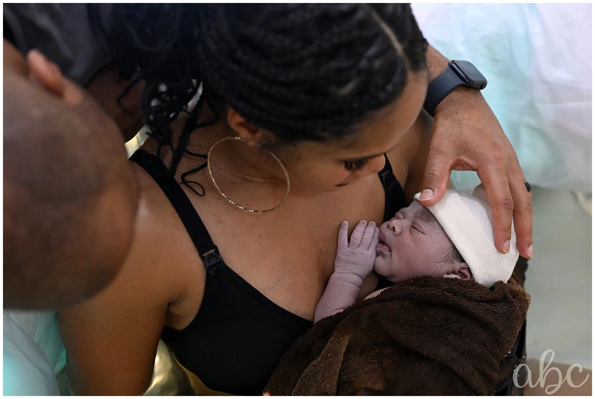 Atlanta doula photographs mom and dad in the birth tub after home birth