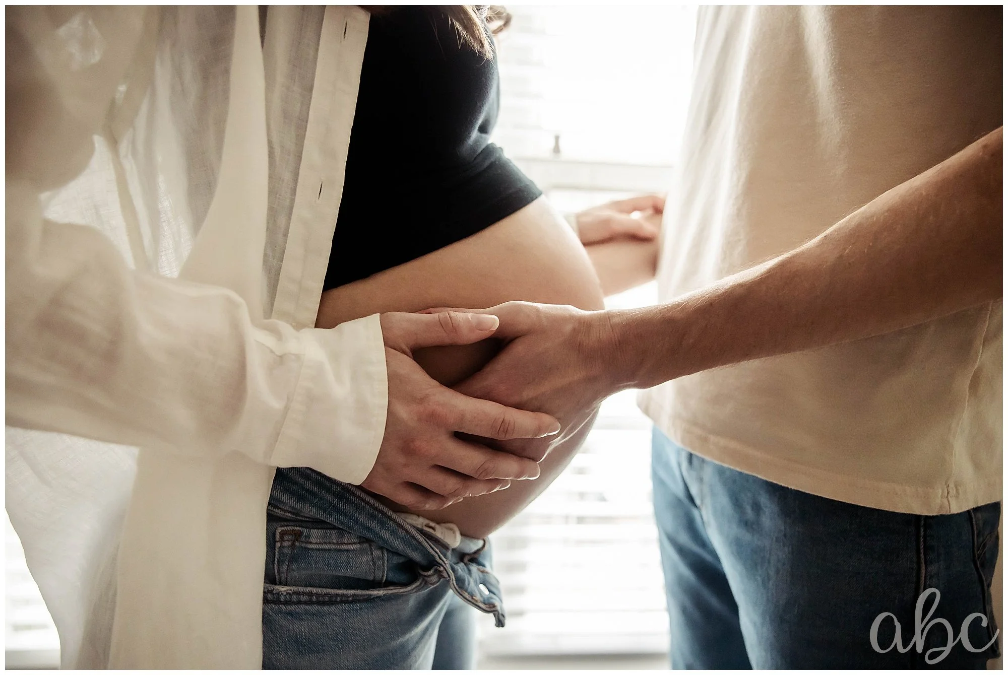 Woodstock doula takes a photo of dad touching mom's belly