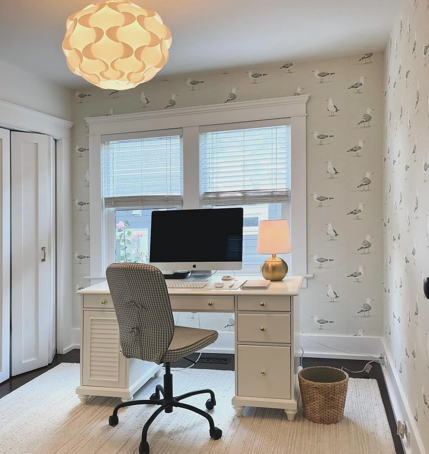 Beautiful office that we finished 🥰
.
.
#designideas #design #interiordecor #interiordesign #office #officedesign #officerenovation #home #homedecorating #woodwork #wallpapers #white #victoriabc #vancouverisland #canada