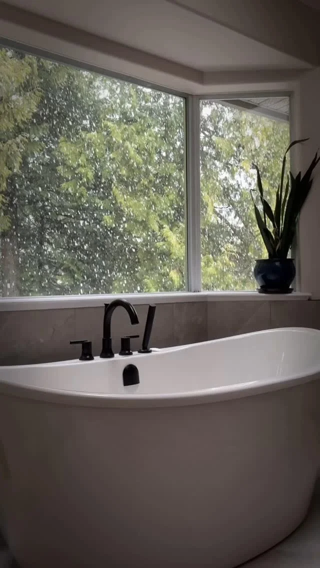 We finished this tub just in time for the mood ❄️ ⛄️
.
.
#design #interiordesign #bathroomdesign #bathroom #tub #spa #relax #renovation #tile #vancouverisland #canada🇨🇦 #homedecor #home #victoriabc #snow