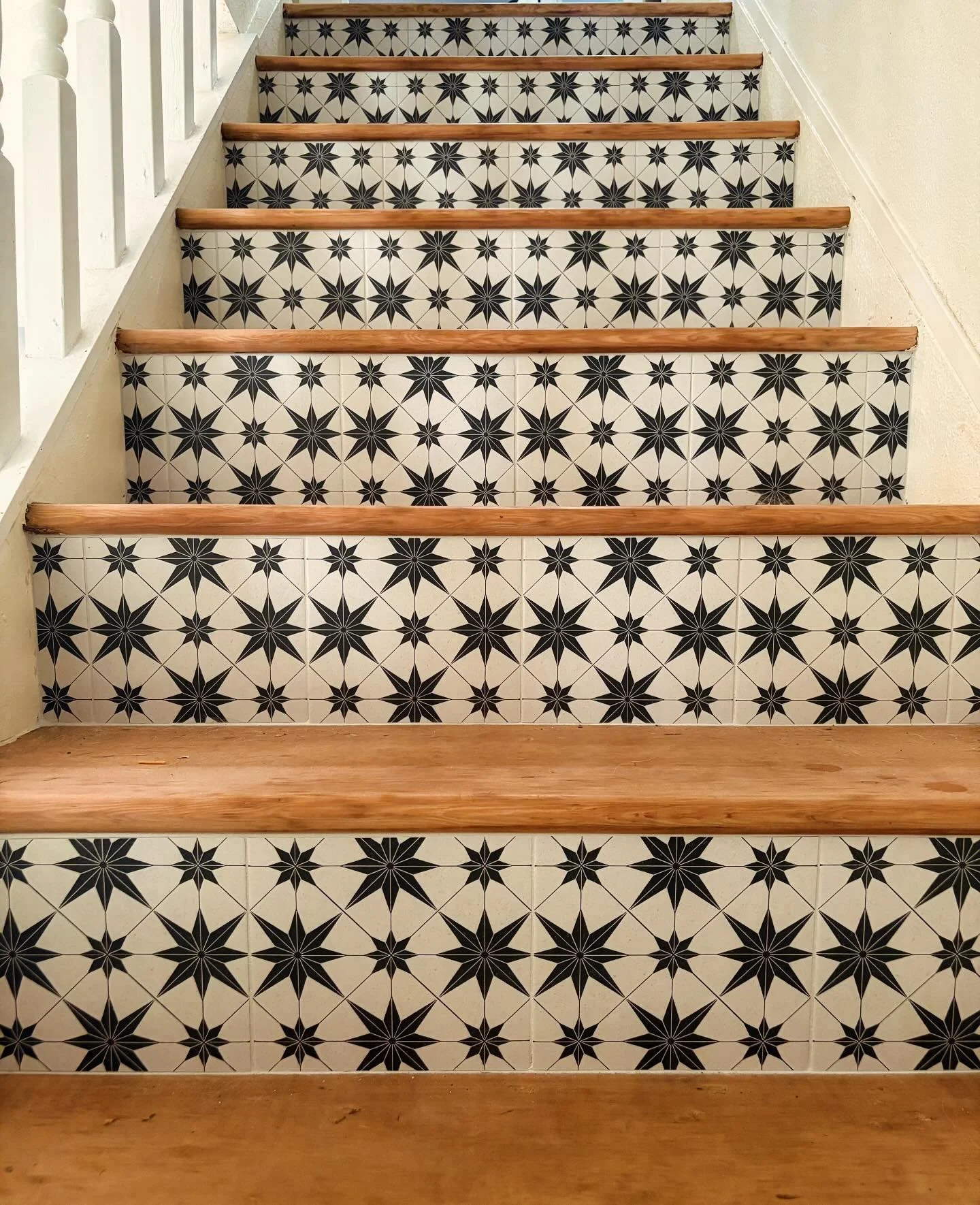 We just finished these stairs 🥰 #fir on #tile
.
.
#interior #interiordesign #home #homedecor #stairdesign #tiledesign #wood #woodworking #victoriabc #vancouverisland #canada🇨🇦