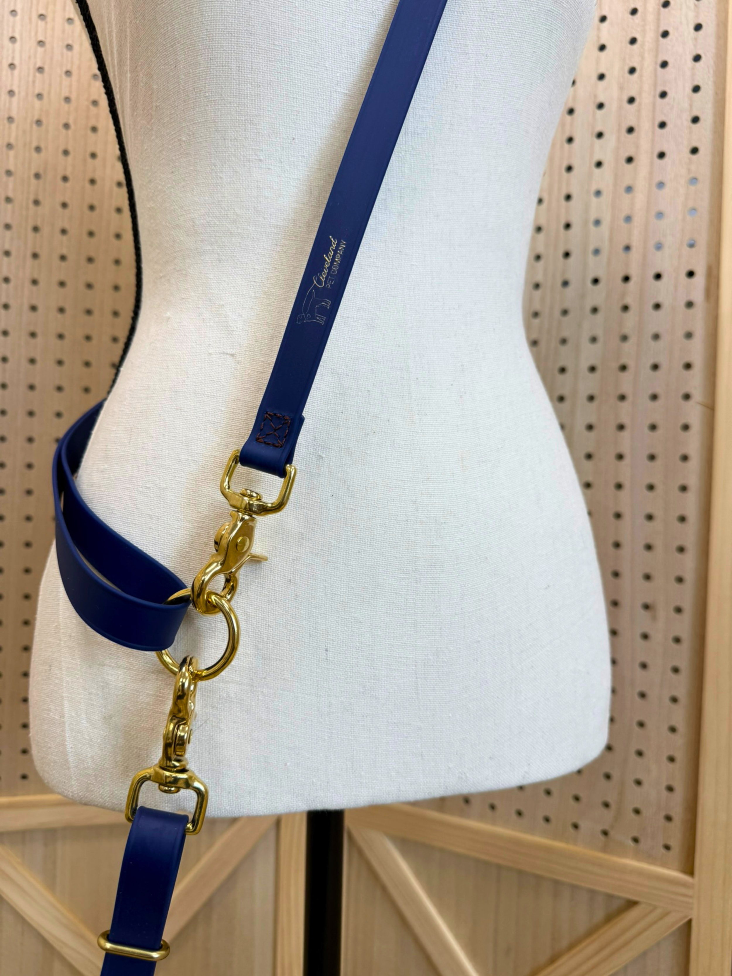 Crossbody Leash Detail.png