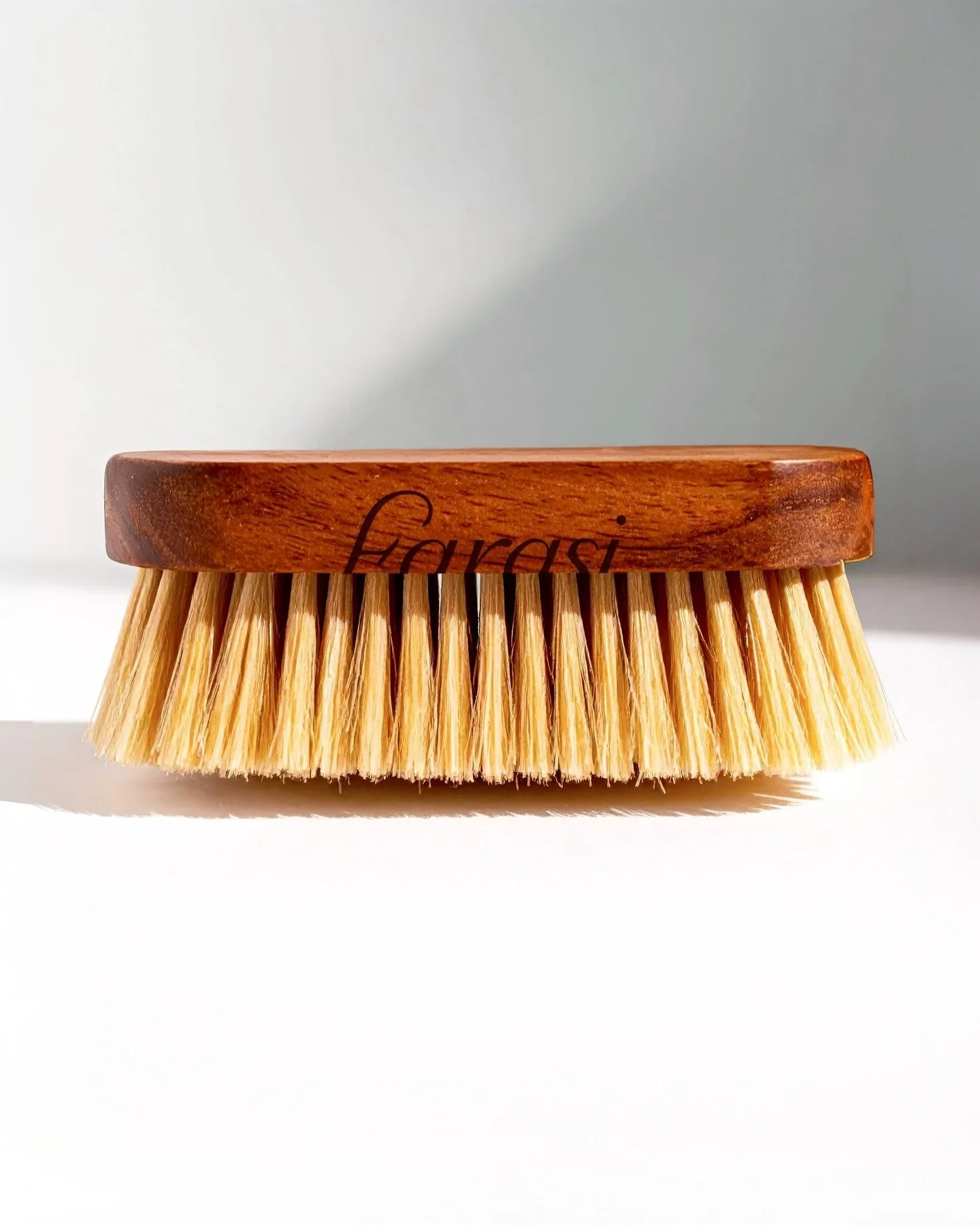 Care is the language between horse and rider, built on trust, empathy and mutual understanding.

It happens in the details of everyday life, in the brush that follows the rhythm of the body, in the attentive eye to each reaction, in the calm of prepa