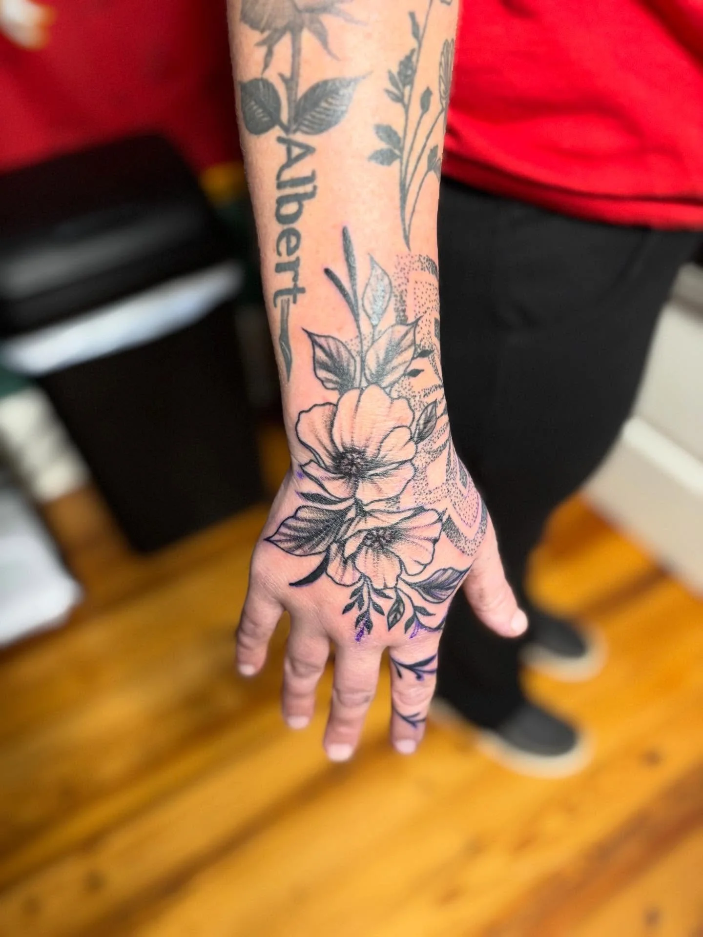If you think hand tattoos are trashy, it&rsquo;s cause a bad artist did it 🤣 

2026 is making hand pieces not only look good, but starting a new normal for what&rsquo;s &ldquo;acceptable&rdquo;. 

Thank you for your trust in me to get this piece rig