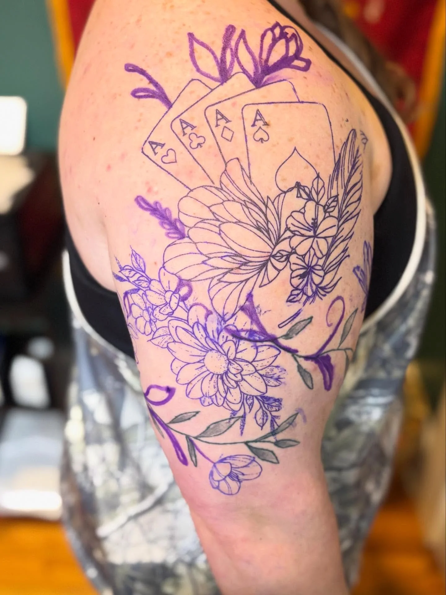 Finished with this tattoo re-do!!! I&rsquo;m in love with this final product 🔥🔥

*ORIGINAL VINES/LEAFS WERE
 DONE BY A DIFFERENT ARTIST*
.
.
.
.
.
#tattooredo #floraltattoowork #carrolltonga #blackandgrey #summertime