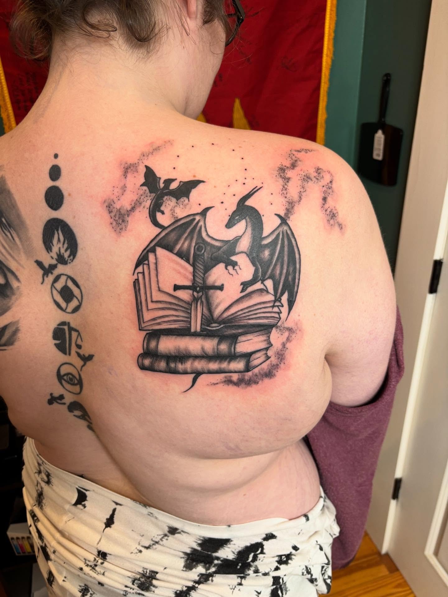 Faith, trust and pixie dust! 
Yes, I know that&rsquo;s a different book, but I felt it fit 🤣
Thanks for sitting like a rock for this fantasy book tattoo!!

All you book girls (and guys), if you&rsquo;re looking for something like this, hit me up!🔥
