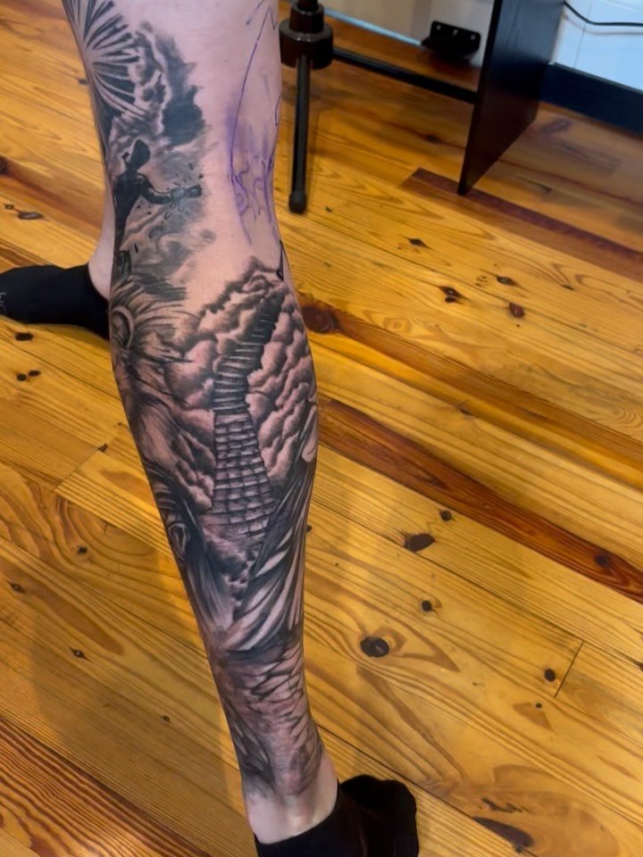 Session #4 was a success on this dope leg sleeve!!
One more session and it should finish her up!!🔥🔥
.
.
.
.
.
.
#tattooing #legsleeve #inprogress⏳ #carrollton