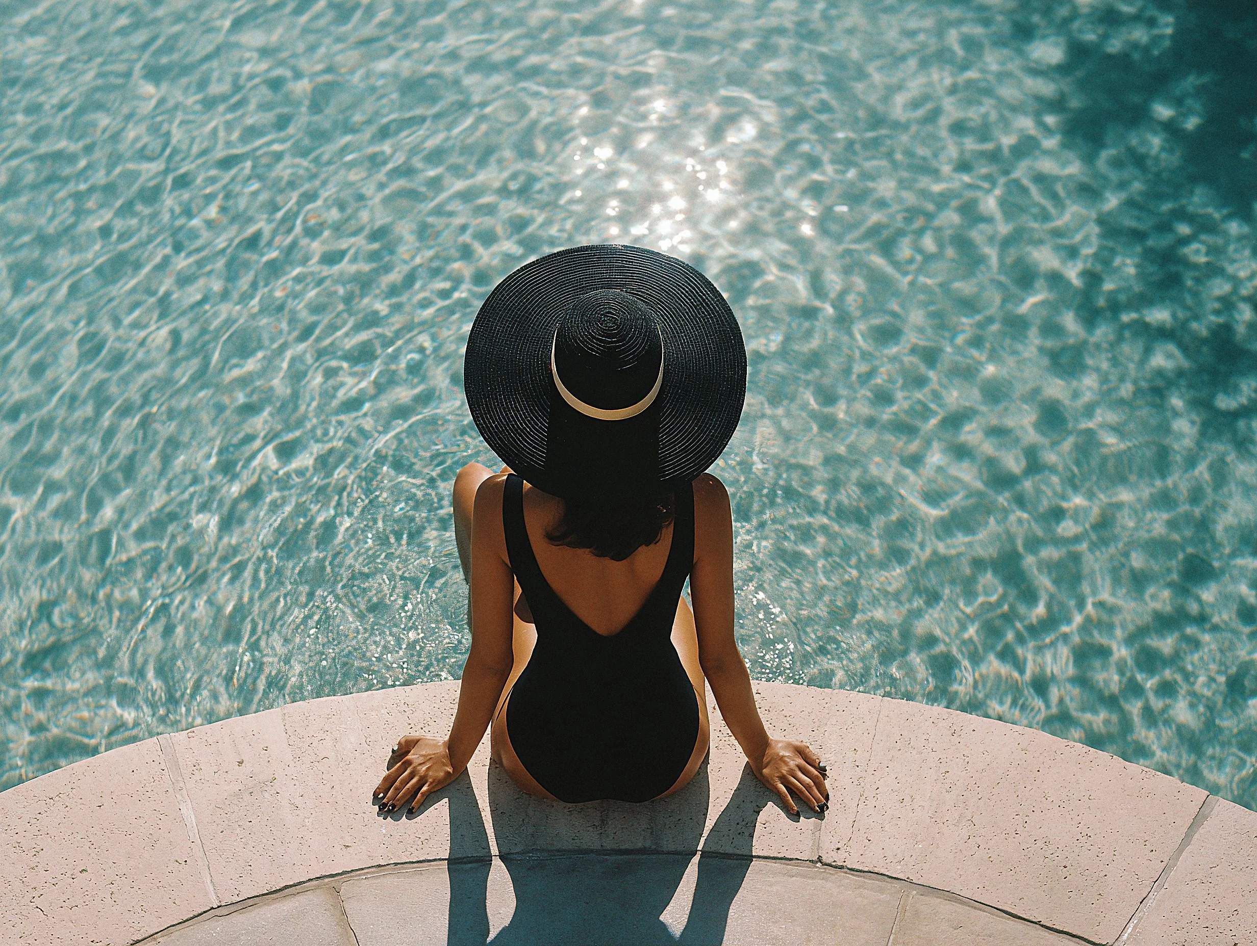 1_Pool_woman_2.jpg