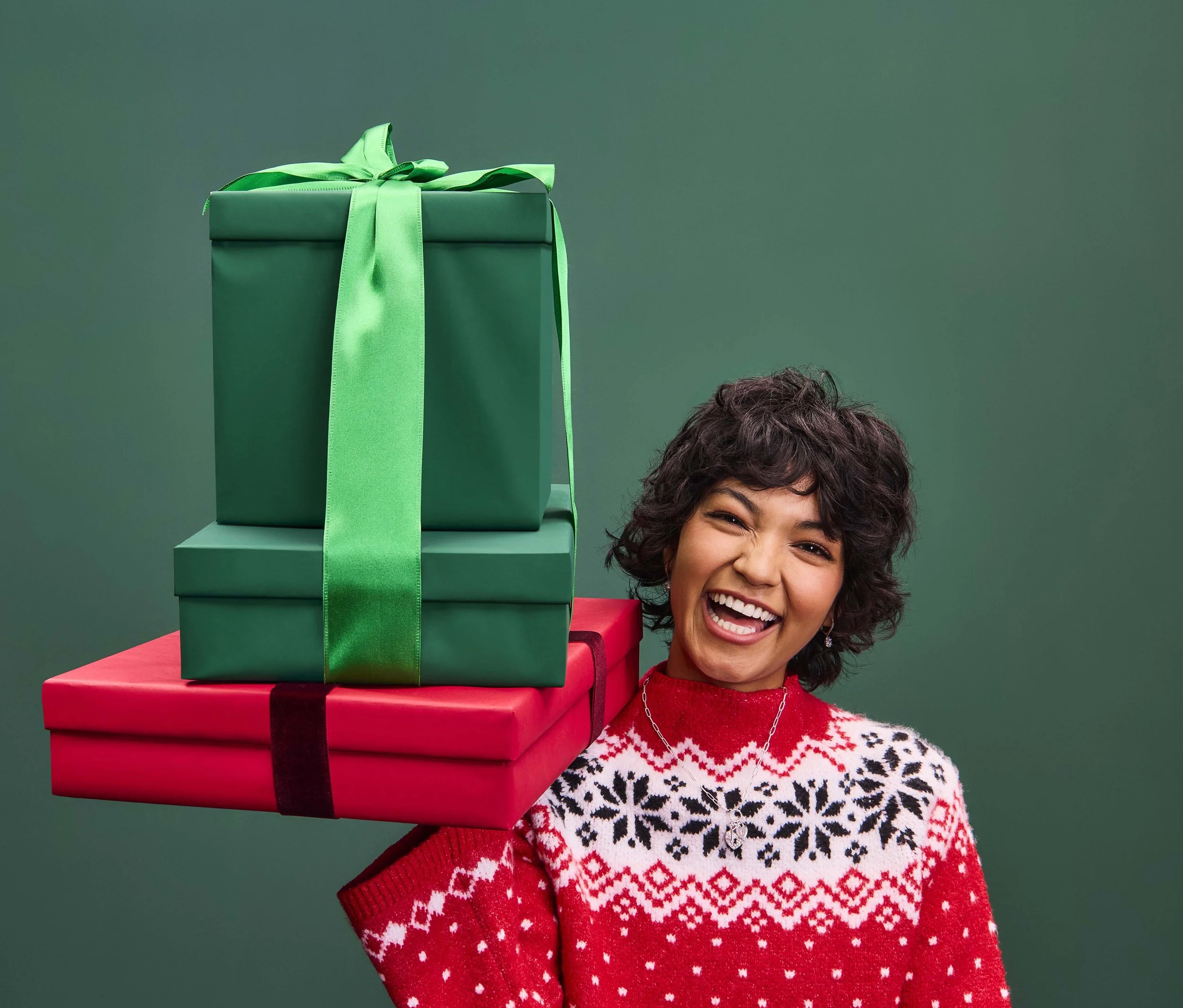 4904963-Q4-Portraits-Exchanging-Gifts-Him-Her-X-Cat-OF_6688_r1.jpg