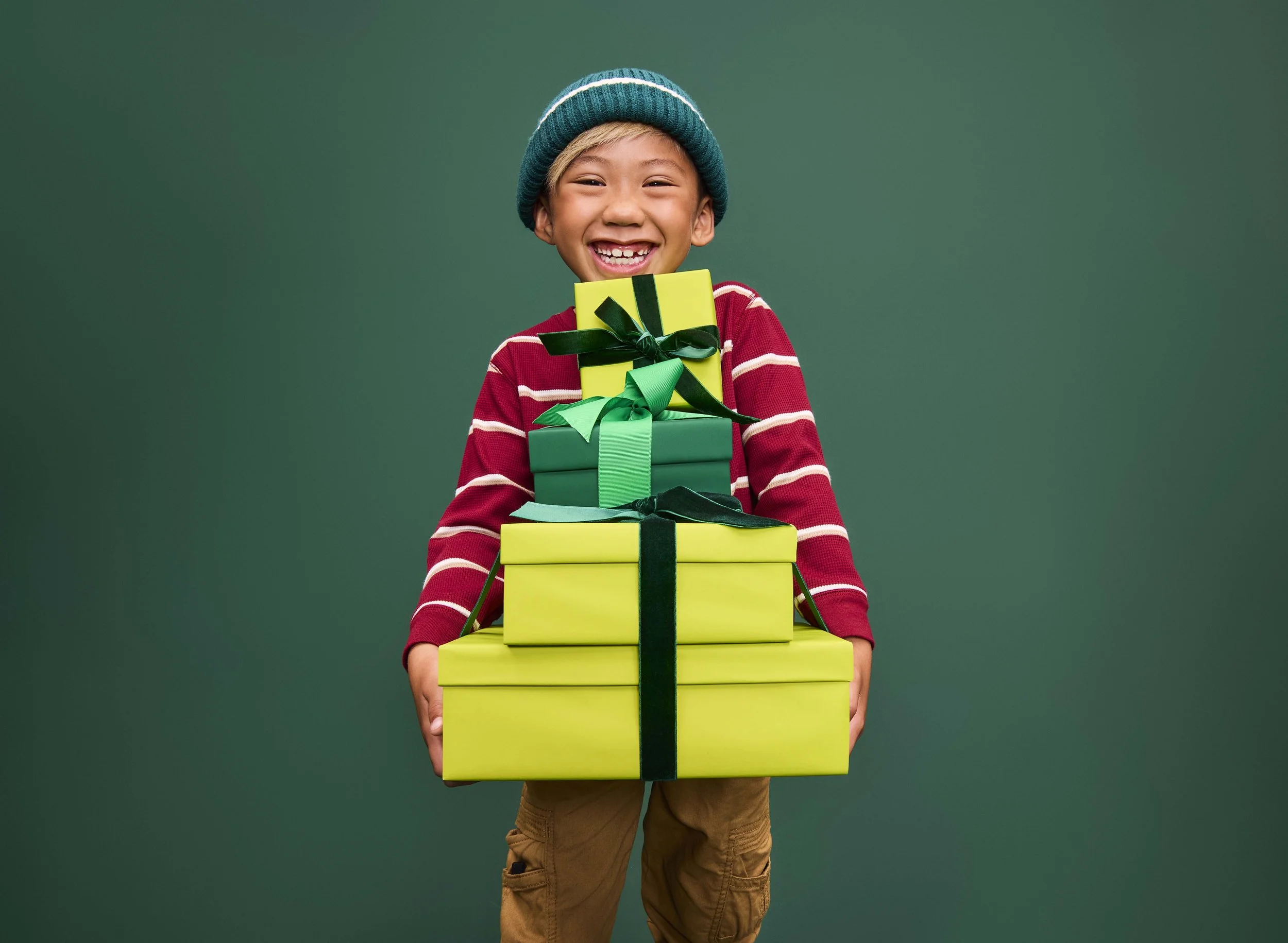 4904963-Q4-Portraits-Holiday-Boy-X-Cat-OF_5141_r1.jpg