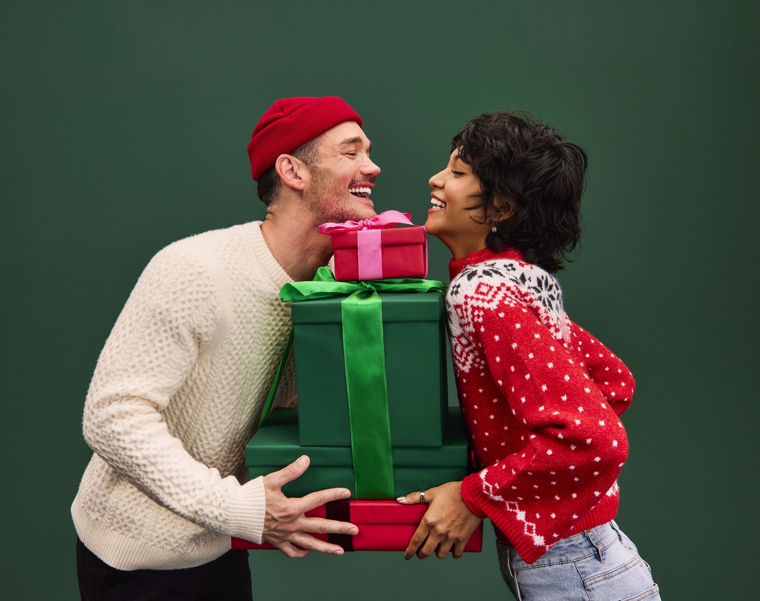 4904963-Q4-Portraits-Exchanging-Gifts-Him-Her-X-Cat-OF_6718_r1.jpg