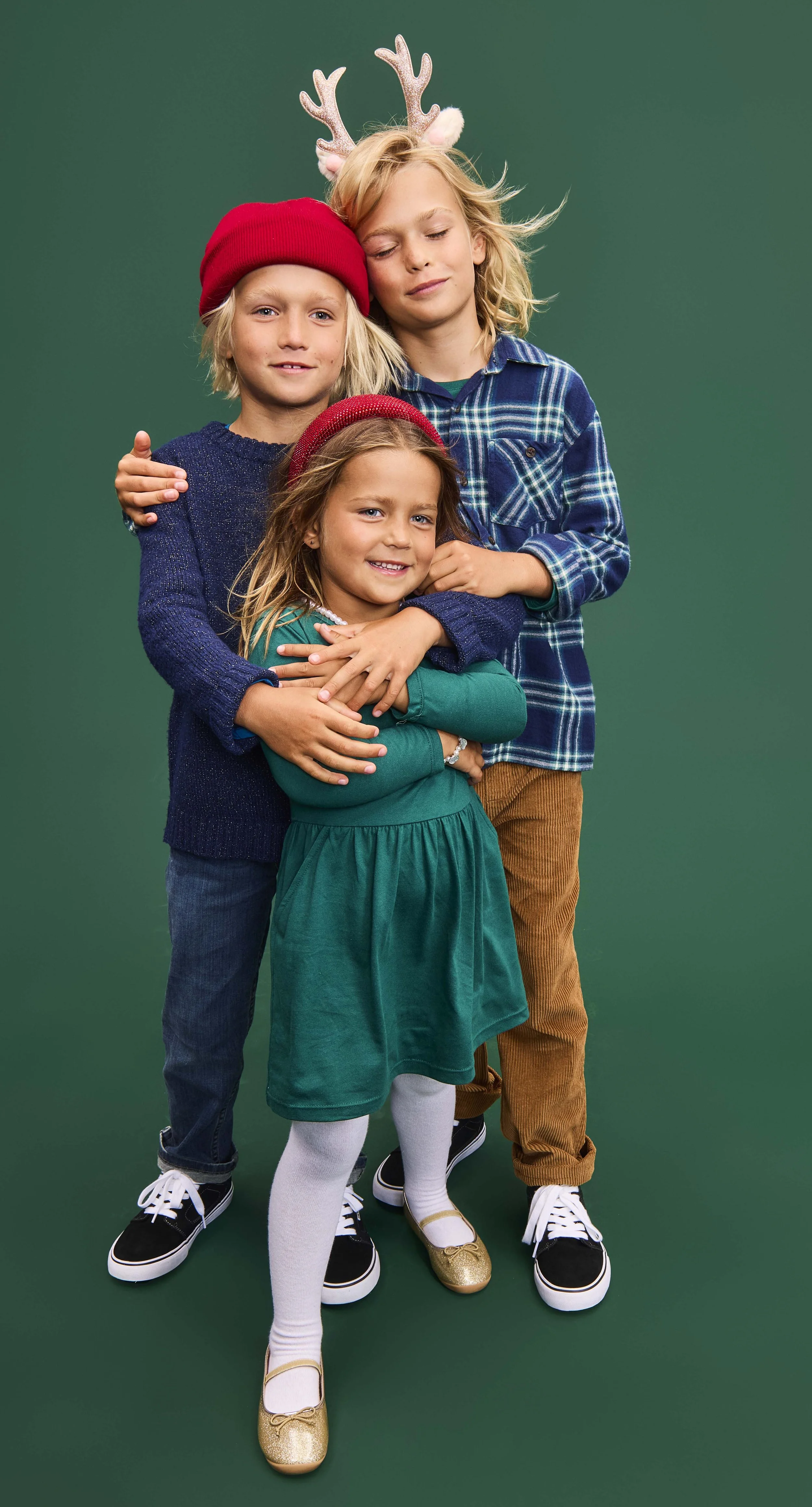 4904963-Q4-Portraits-Holiday-Family-Around-Table-X-Cat-OF_1405_r1.jpg