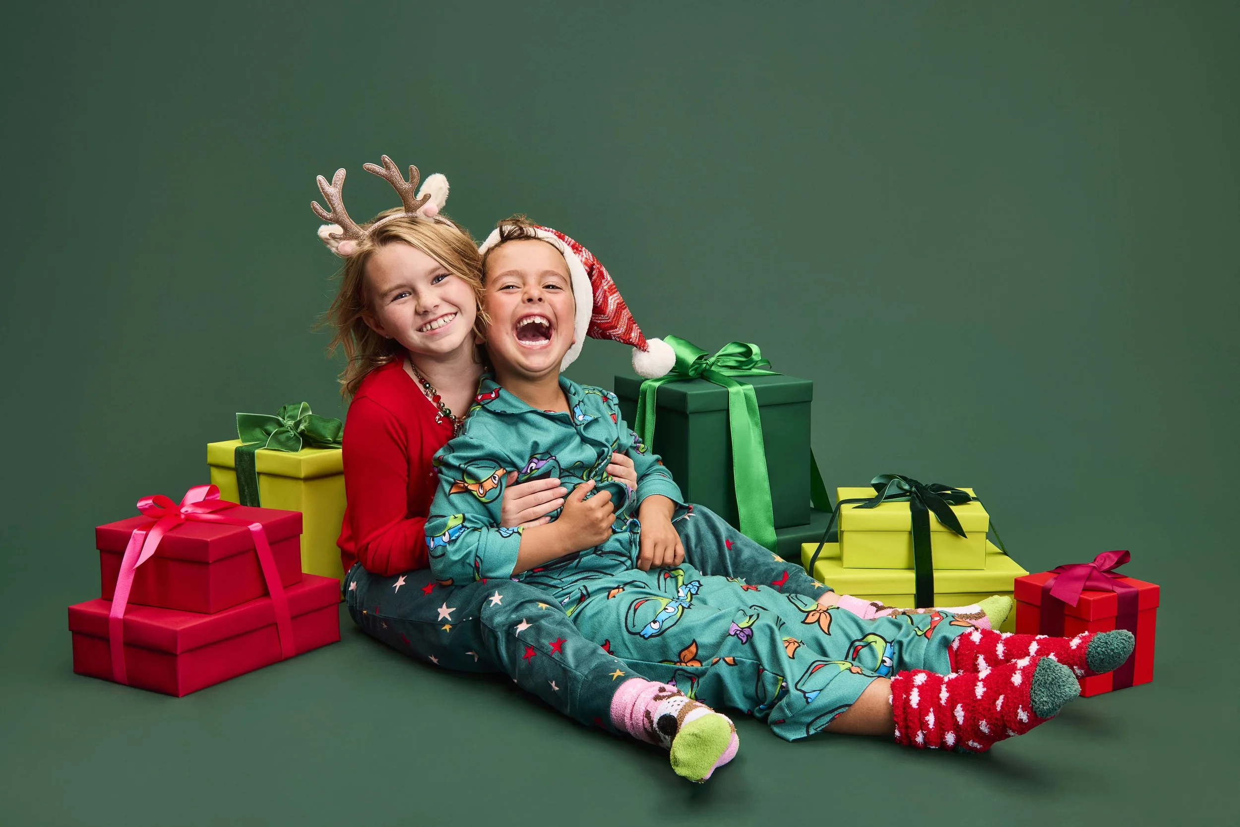 4904963-Q4-Portraits-Holiday-Kids-Opening-Presents-X-Cat-OF_4035.jpg