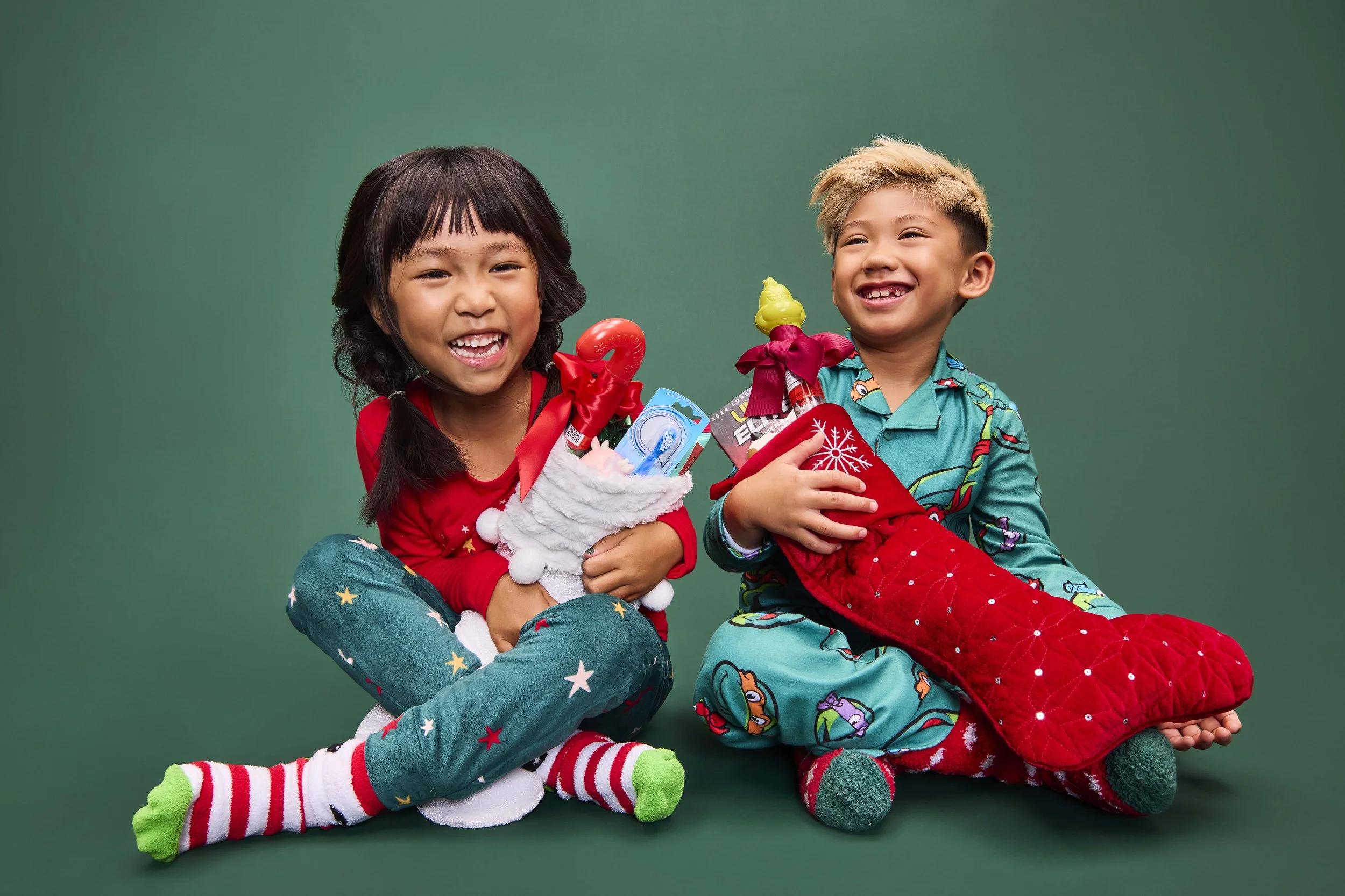 4904963-Q4-Portraits-Holiday-Kids-Opening-Presents-X-Cat-OF_ALT_5911.jpg