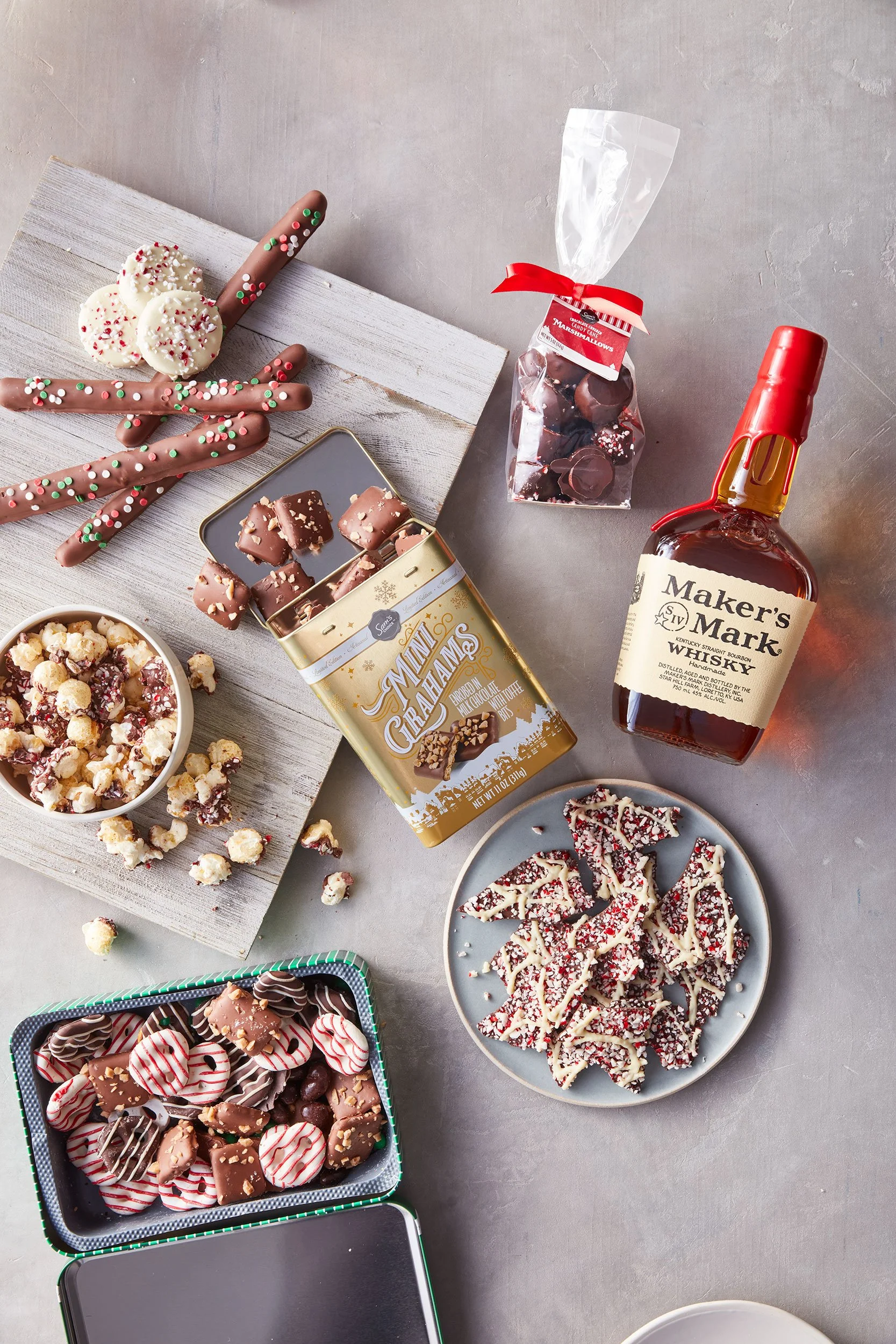 944983-Making-Cookie-Board-with-Cocktail-SSNL-HOL-Food-LIFE-v1-SELECT.jpg