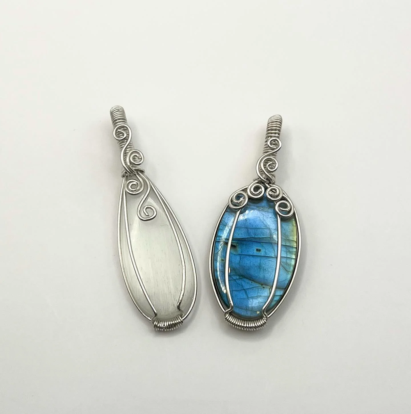 Selenite and labradorite! 
&bull;
&bull;
&bull;
&bull;
&bull;
&bull;
#wirewrappedjewelry #labradoritejewelry #selenite #labradoritejewelry #nycjewelry