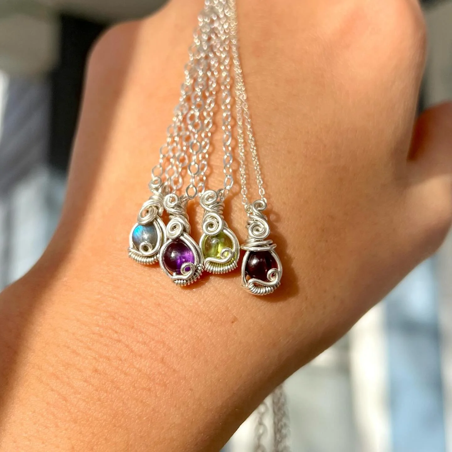 Check out these mini pendants on my Etsy! I have them in rainbow moonstone too 😊
&bull;
&bull;
&bull;
&bull;
&bull;
&bull;
#wirejewelry #valentinesgifts #garnetjewelry #labradoritejewelry #handmadenecklaces #silvernecklace #bouldercolorado