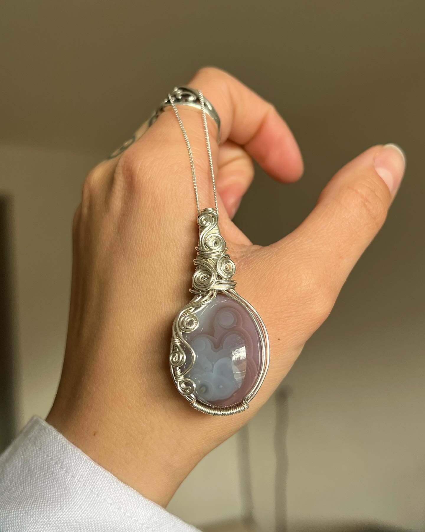 Cutie custom pendant for my besties bday!!!! 🥰 message me if you have a pretty stone you want wrapped 🫶
&bull;
&bull;
&bull;
&bull;
&bull;
#bouldercolorado #customjewelry #customjewellery #wirewraps #wirewrappingtutorial