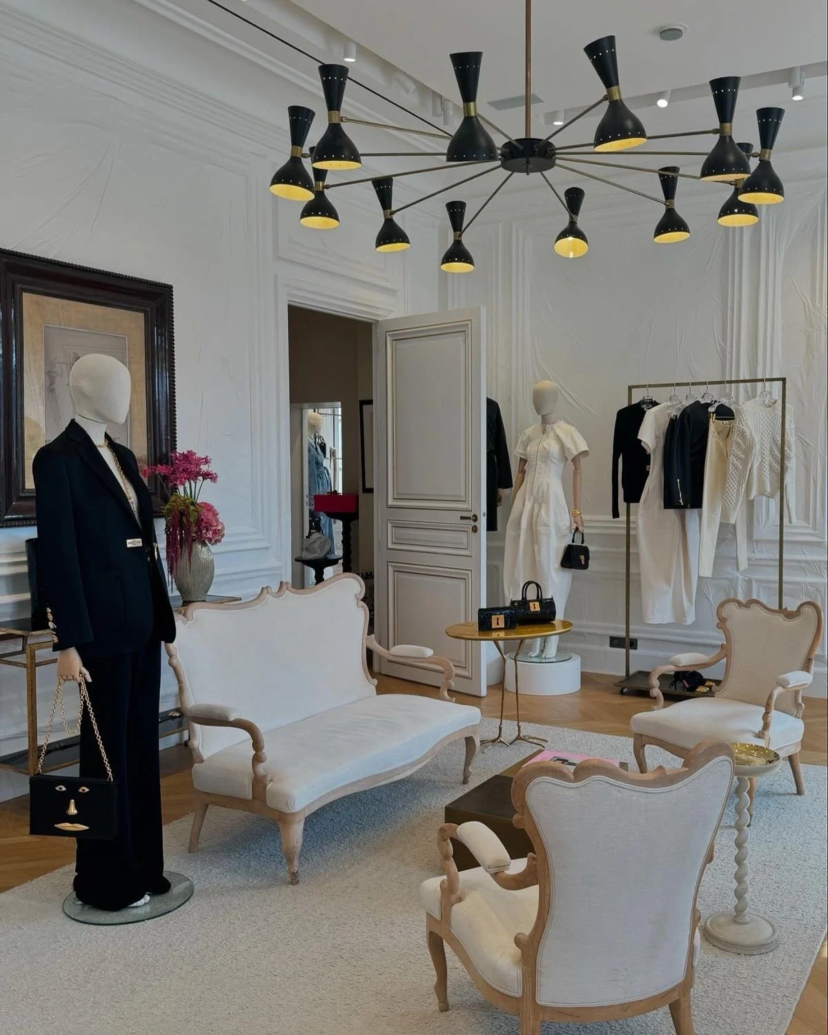 COMPACT COLUMN |  Inside Luxury Retail 

Take an insider&rsquo;s look at Charlotte, N.C.&rsquo;s luxury retail scene as we explore the evolving art of clienteling, the personalities behind the counters, and what it really means to experience luxury t