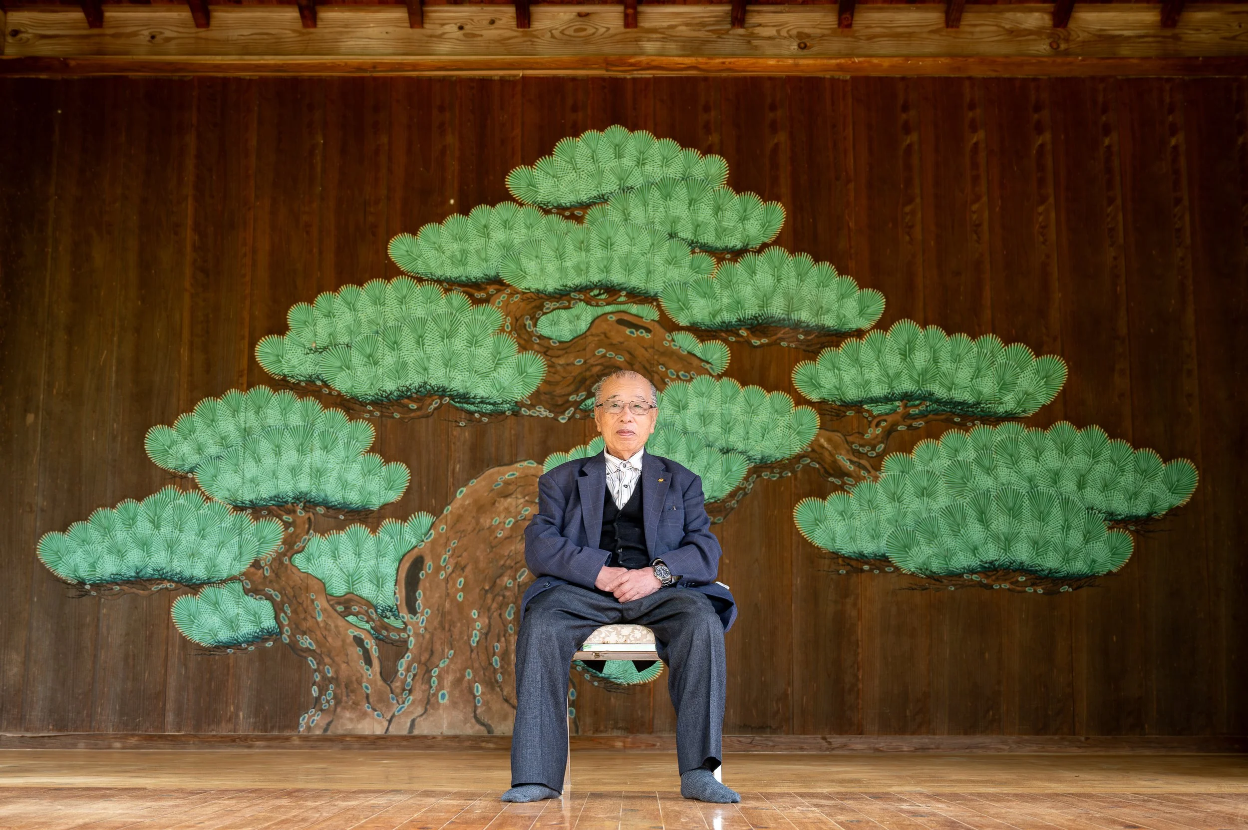 能楽堂の松と高齢男性