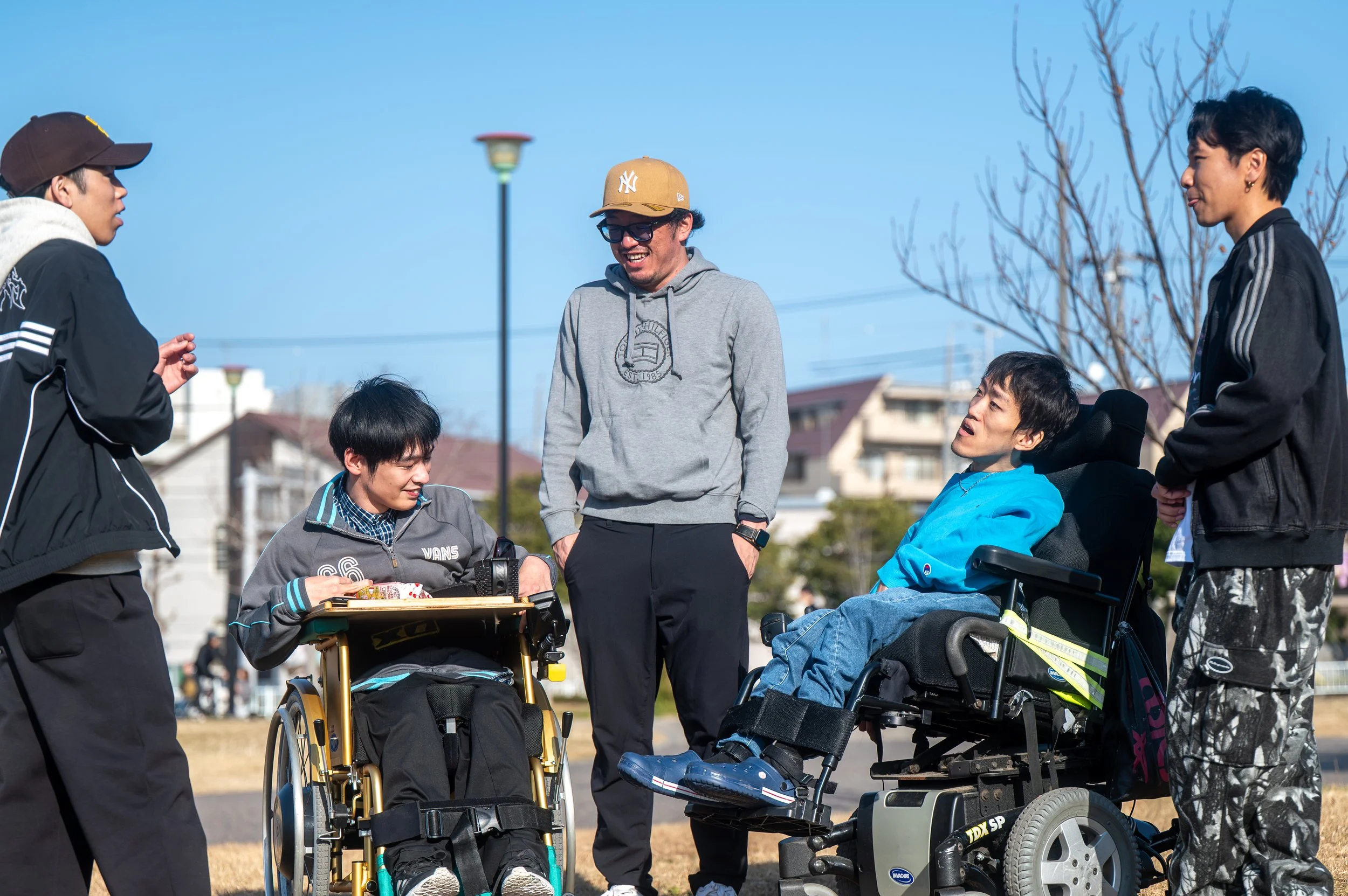 ホーム密着談笑する五人の青年