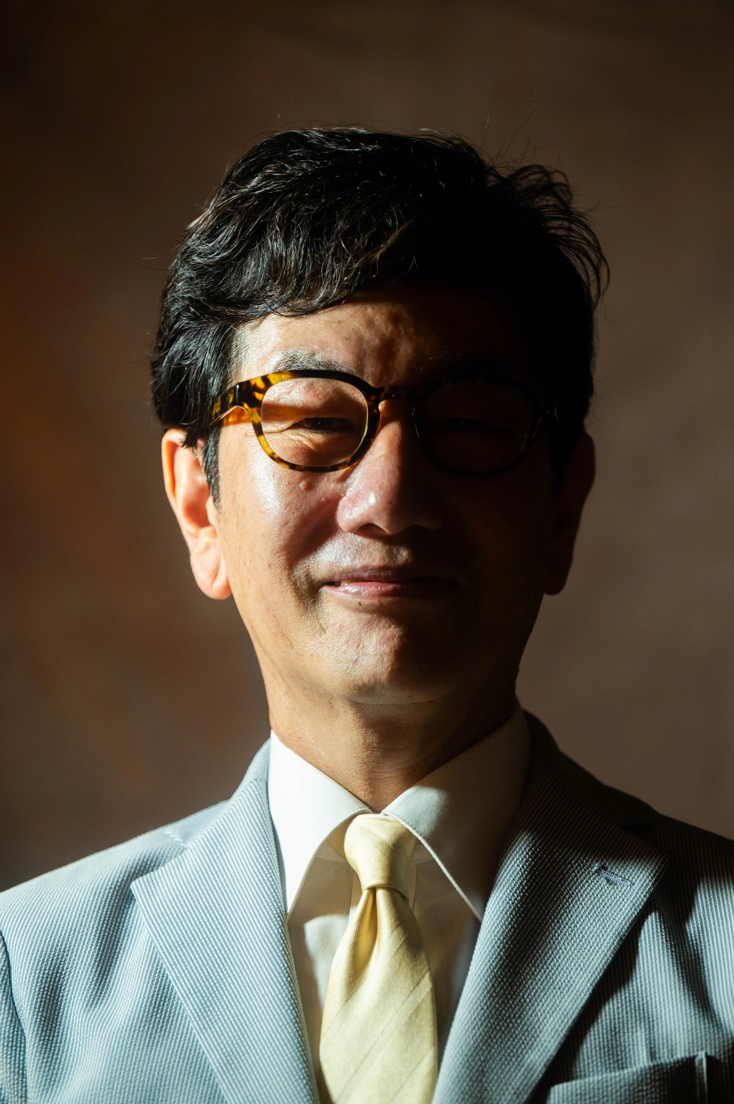 影を意識した男性写真