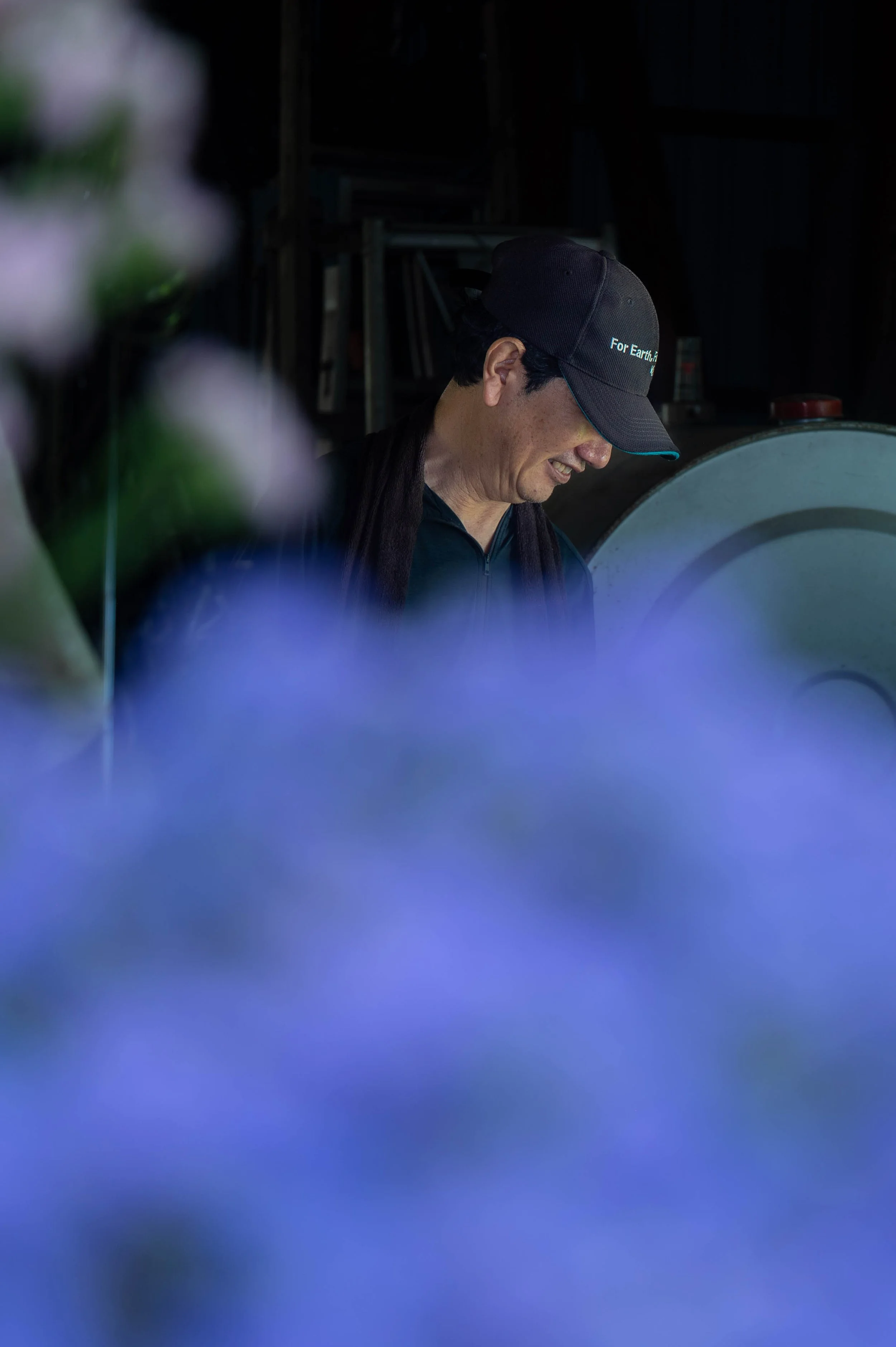 花を仕分ける男性