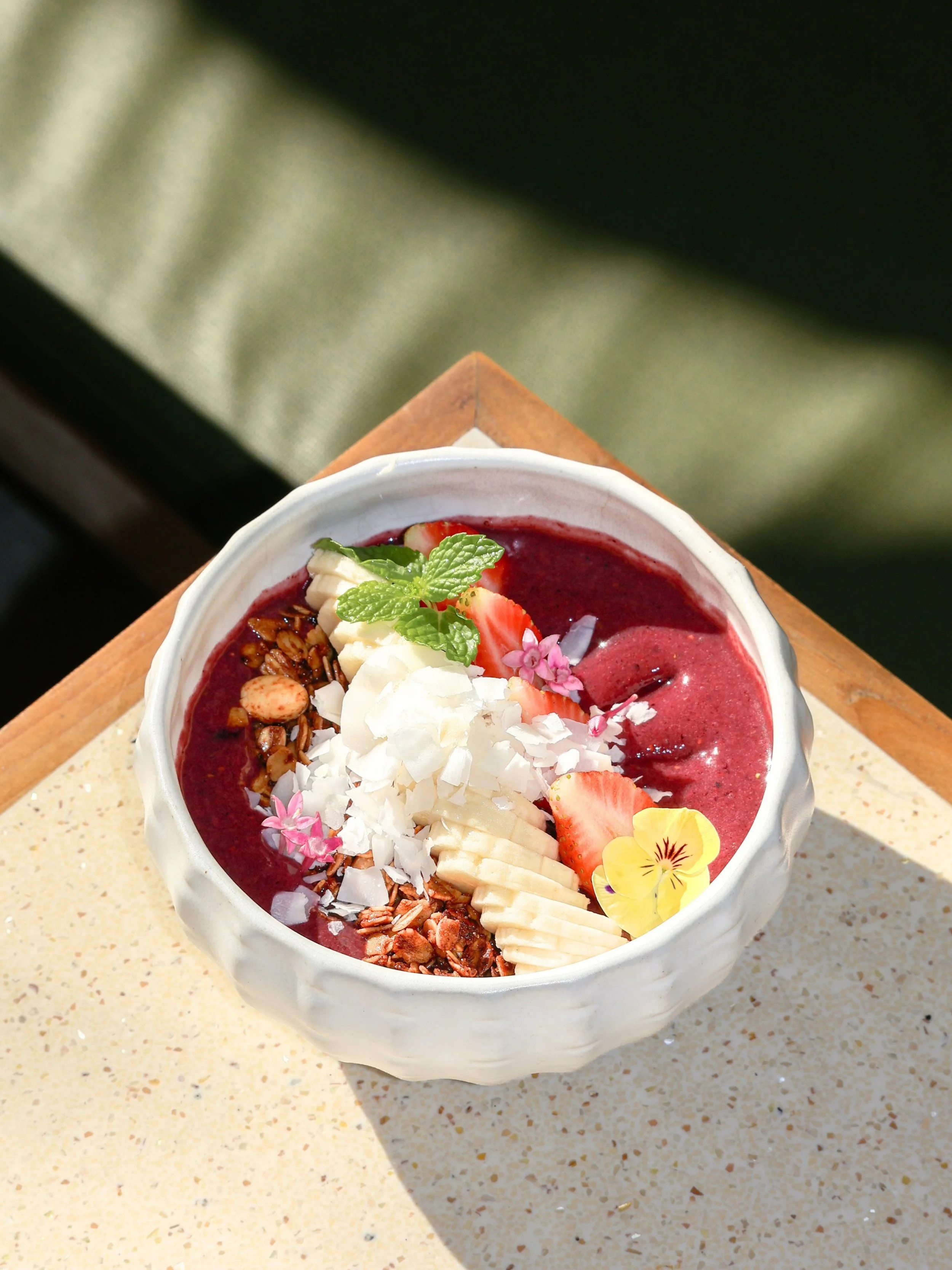 Meet the fruity side of n&uuml;de👀🍓

#breakfast #bali #cafe