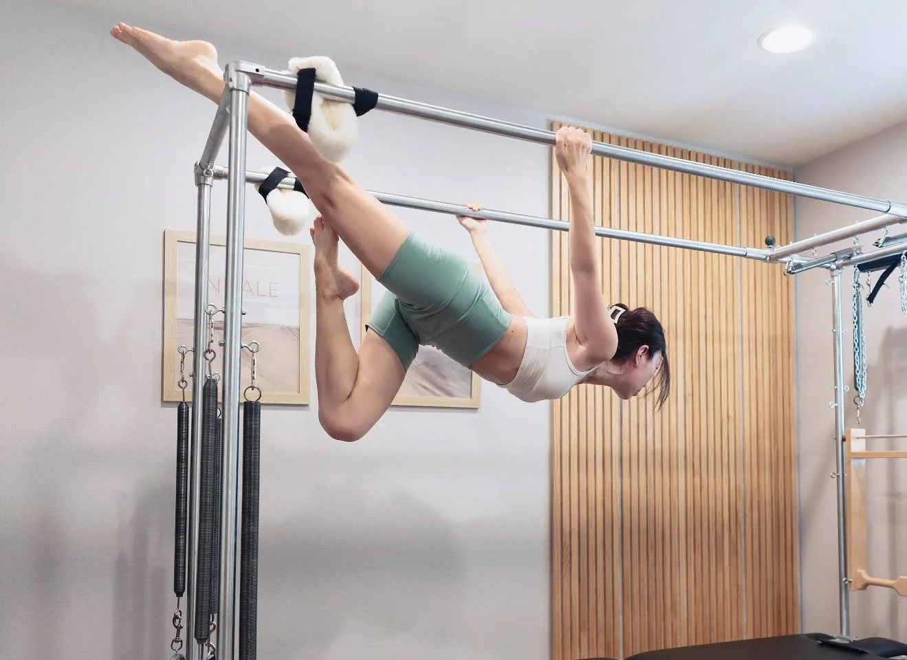 Spinal Extension

Habitual forward - rounded posture - makes it difficult to achieve lengthened position of spinal extension.

Reconnecting with proper posture requires both awareness and corrective movement strategies

#샌디에고필라테스