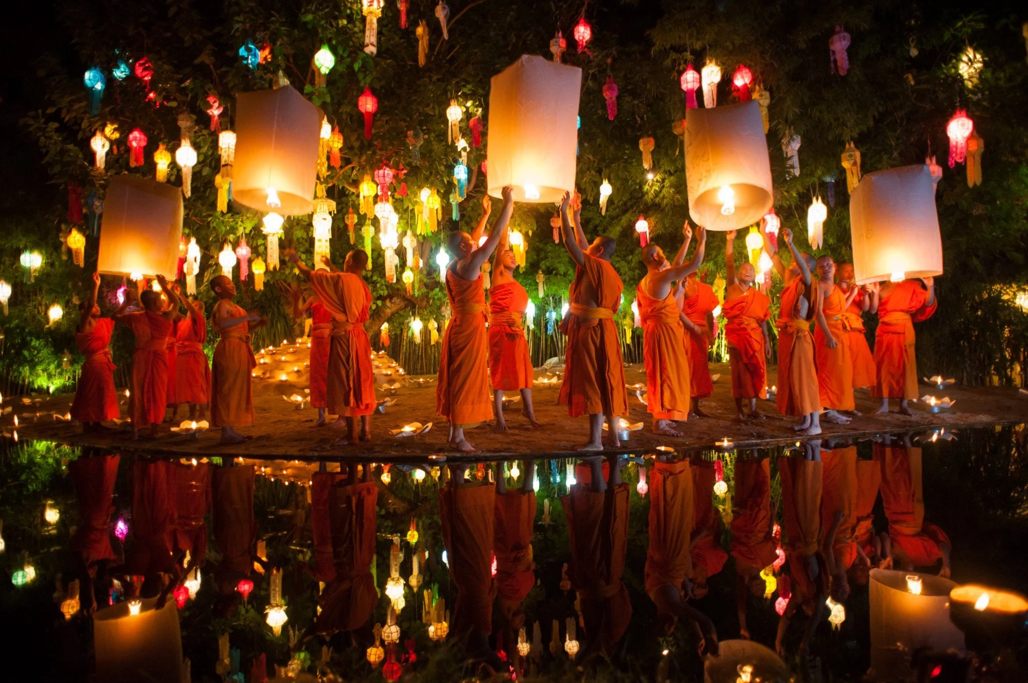 Monks releasing Lanters at Wat pan tao.jpeg