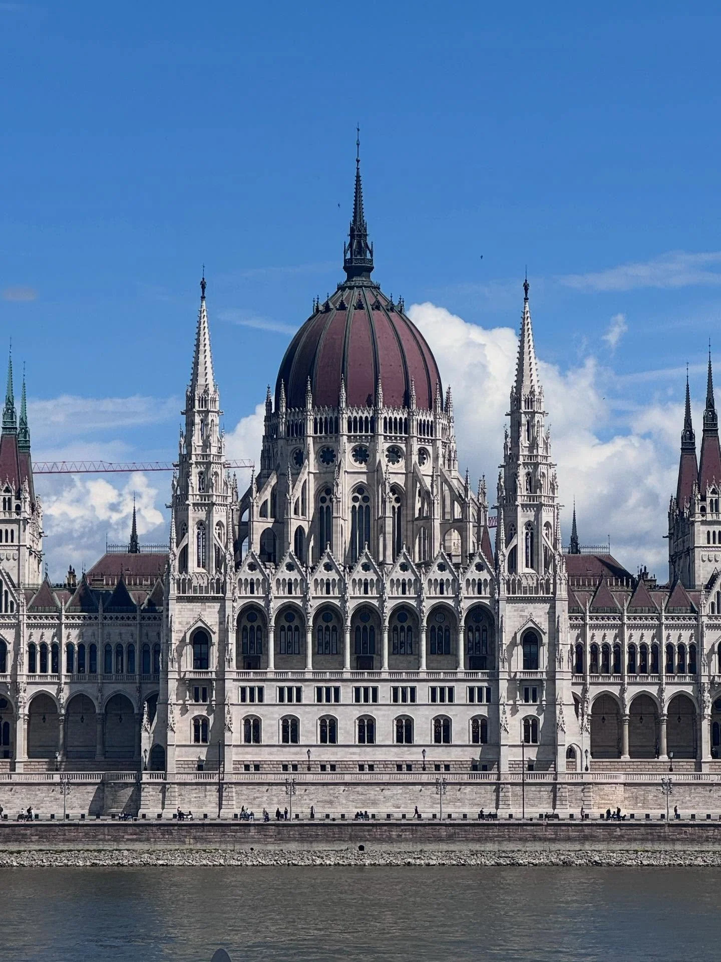 Budapest &ndash; ein Juwel des Welterbes

Budapest ist nicht nur die &bdquo;Perle der Donau&ldquo; &ndash; die Stadt geh&ouml;rt auch zum UNESCO-Welterbe. Besonders eindrucksvoll zeigt sich das am Burgviertel von Buda, der Donau-Promenade und der And