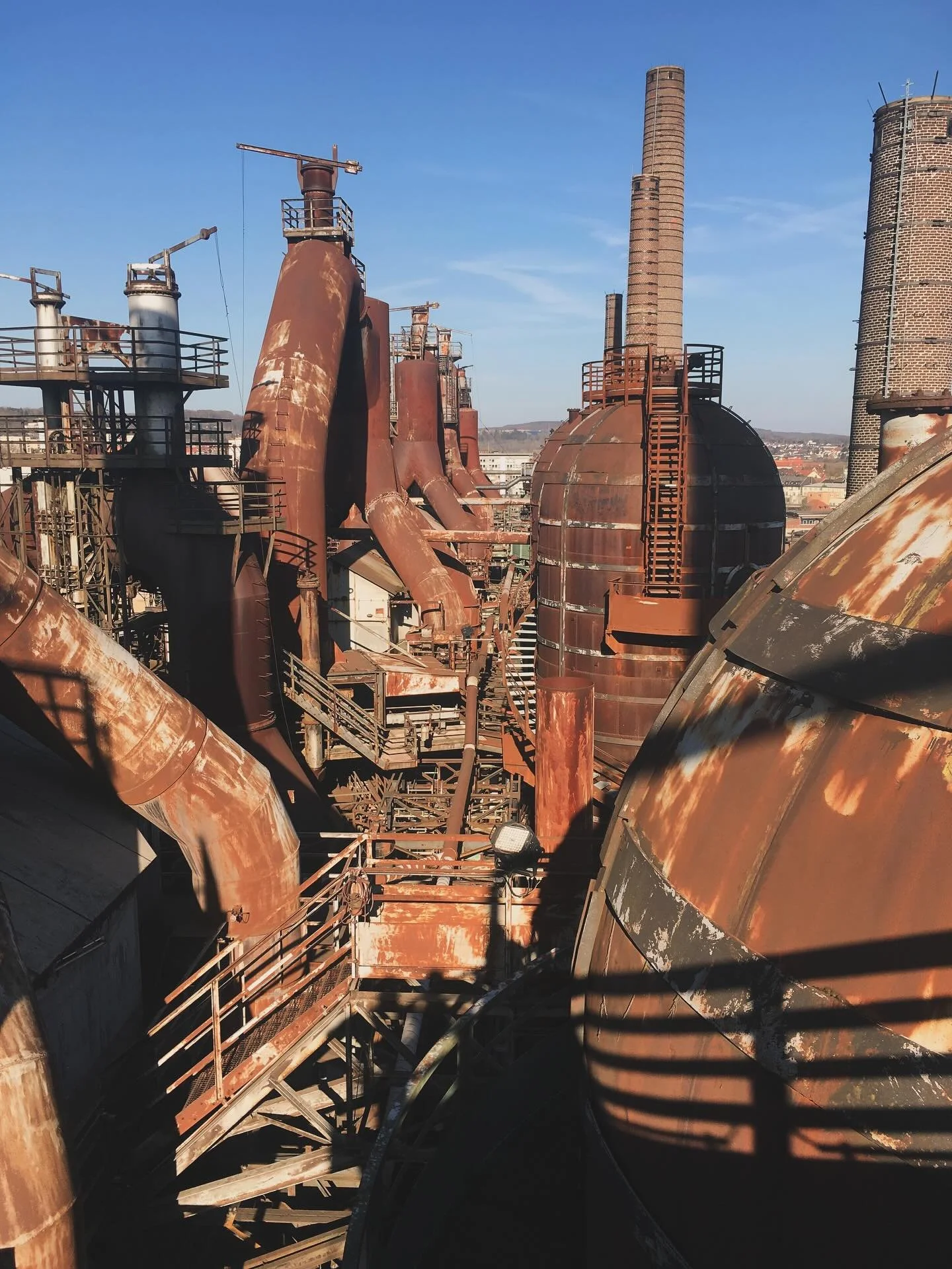 Weiter geht es mit einem Meilenstein der Industriekultur, die Weltgeschichte schrieb.

Die V&ouml;lklinger H&uuml;tte im Saarland ist mehr als nur ein altes Eisenwerk &ndash; sie ist UNESCO-Weltkulturerbe und ein monumentales Zeugnis der Industrialis