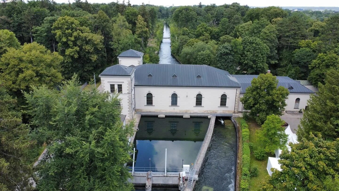 Wasser, das Welterbe ist
Das Augsburger Wassermanagement-System ist ein einzigartiges Zeugnis von &uuml;ber 800 Jahren Ingenieurskunst. Kan&auml;le, Wassert&uuml;rme, Brunnen und Kraftwerke zeigen, wie eine Stadt Wasser als Lebensader nutzte &ndash; 