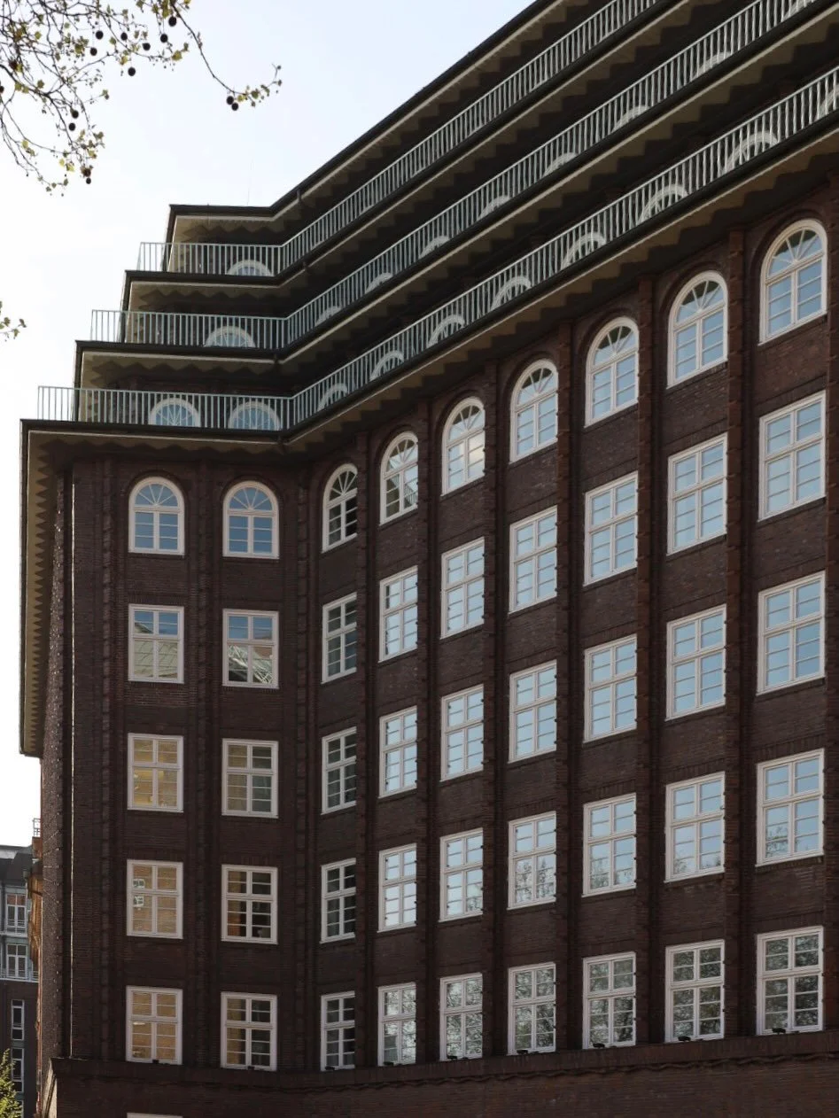 Zwischen Backstein und Geschichte: Das Chilehaus als Teil des UNESCO-Welterbes Speicherstadt und Kontorhausviertel. Ein Wahrzeichen des Backsteinexpressionismus.

#unesco #speicherstadt #chilehaus #hamburg
