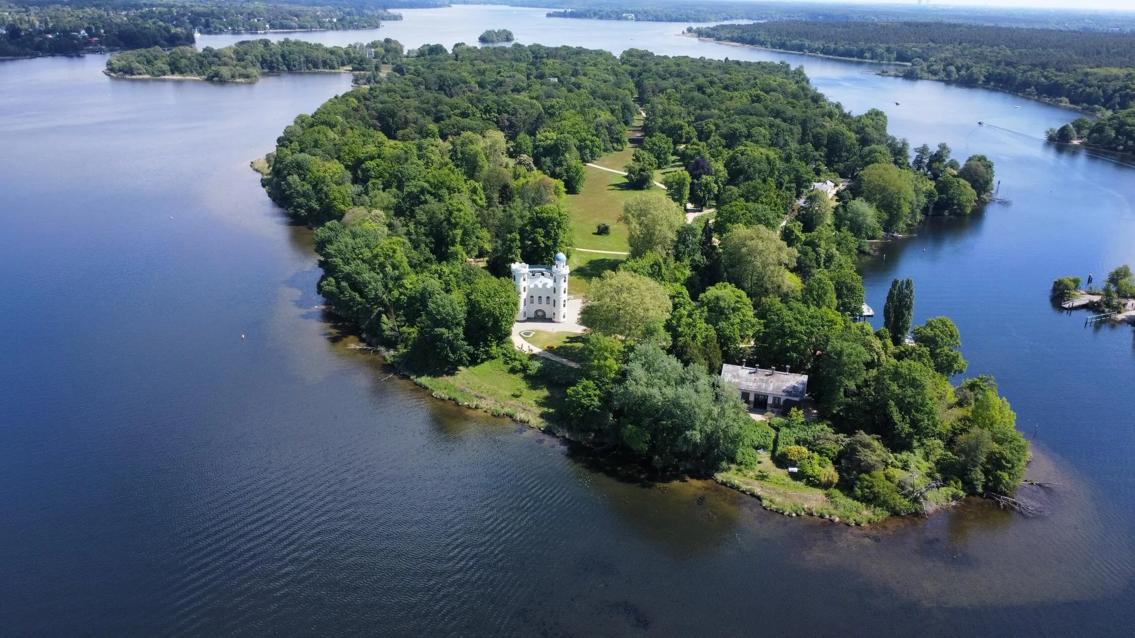 Im Spannungsfeld von Landschaft, Architektur und Blickachsen
F&uuml;r die Sichtfeldstudie im UNESCO-Welterbe der Schl&ouml;sser und G&auml;rten von Potsdam und Berlin, ma&szlig;geblich gepr&auml;gt von den Visionen von Peter Joseph Lenn&eacute; und K