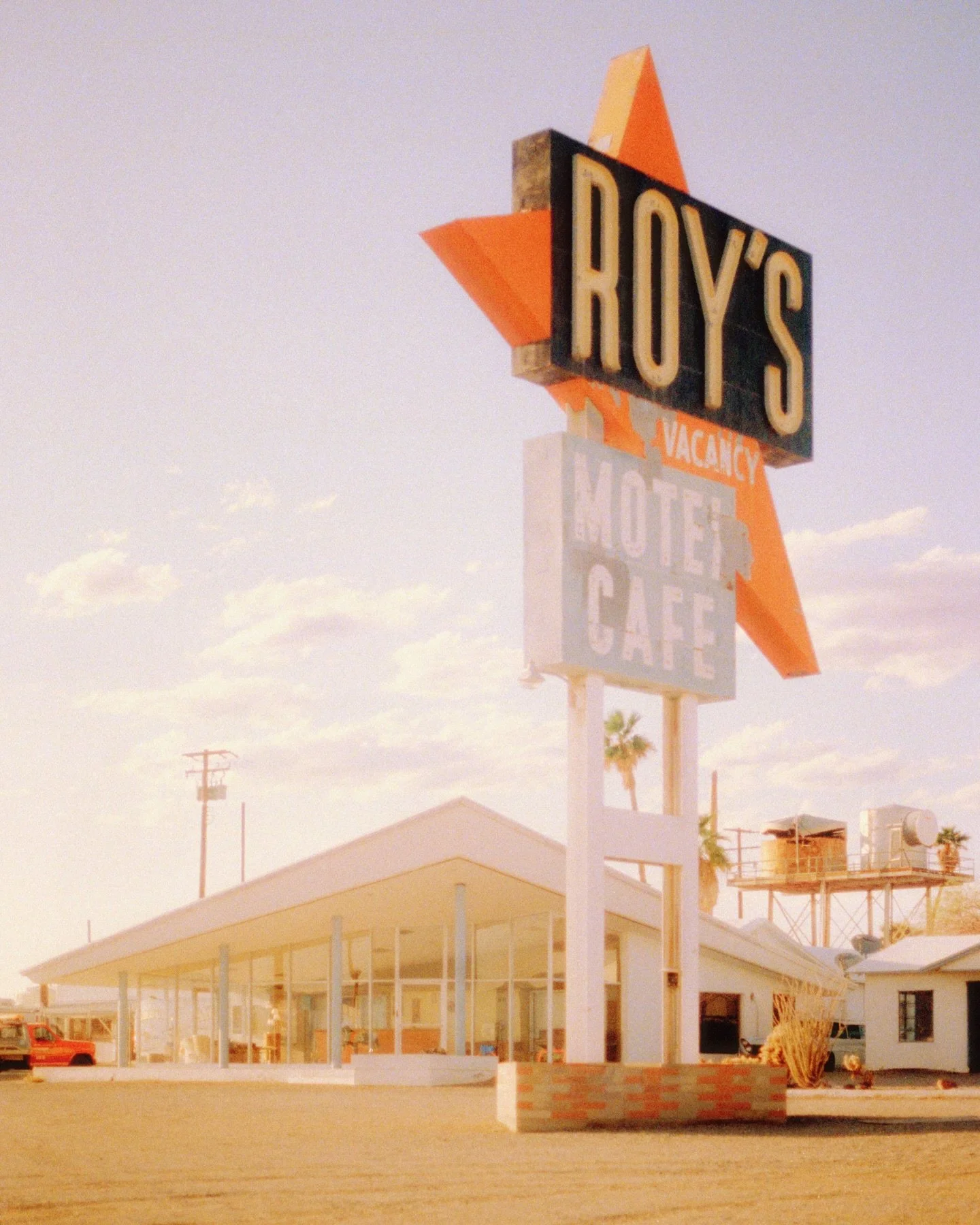 A stop by Roy&rsquo;s motel &amp; cafe ☕️ 
.
#filmphotographer #filmisnotdead #35mmfilm